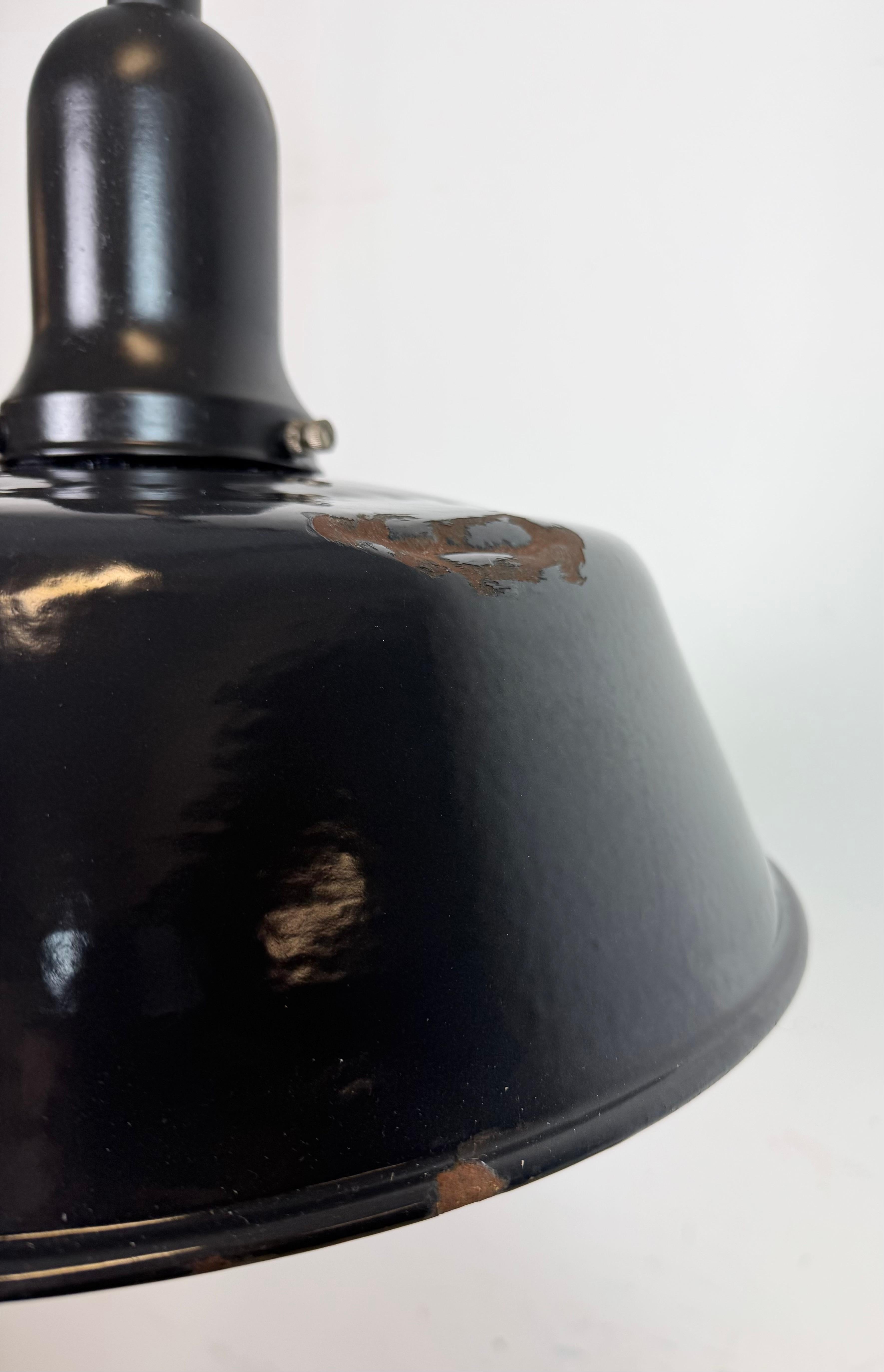 Lampe d'usine industrielle en émail noir avec couvercle en porcelaine, années 1950 en vente 4