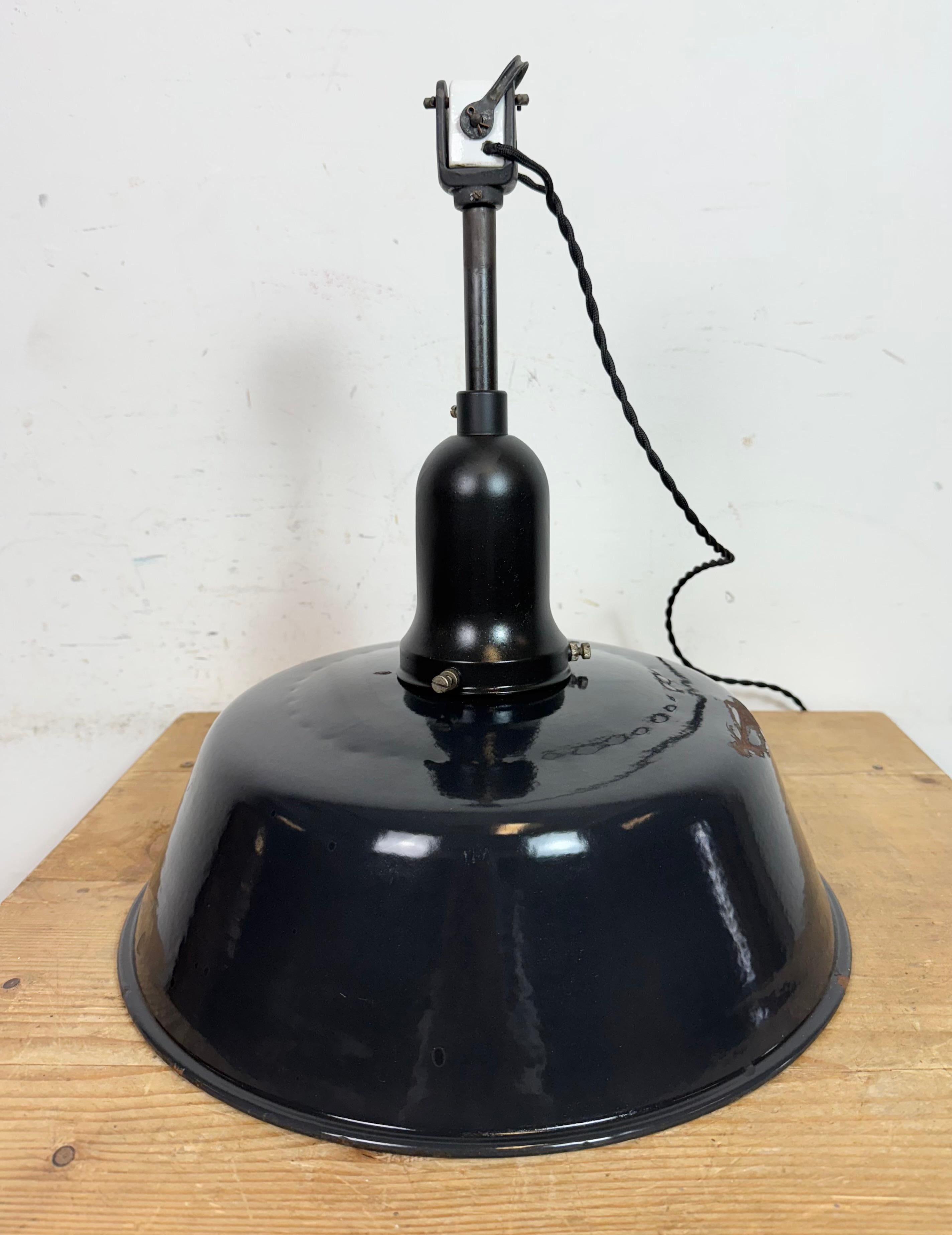 Lampe d'usine industrielle en émail noir avec couvercle en porcelaine, années 1950 en vente 5
