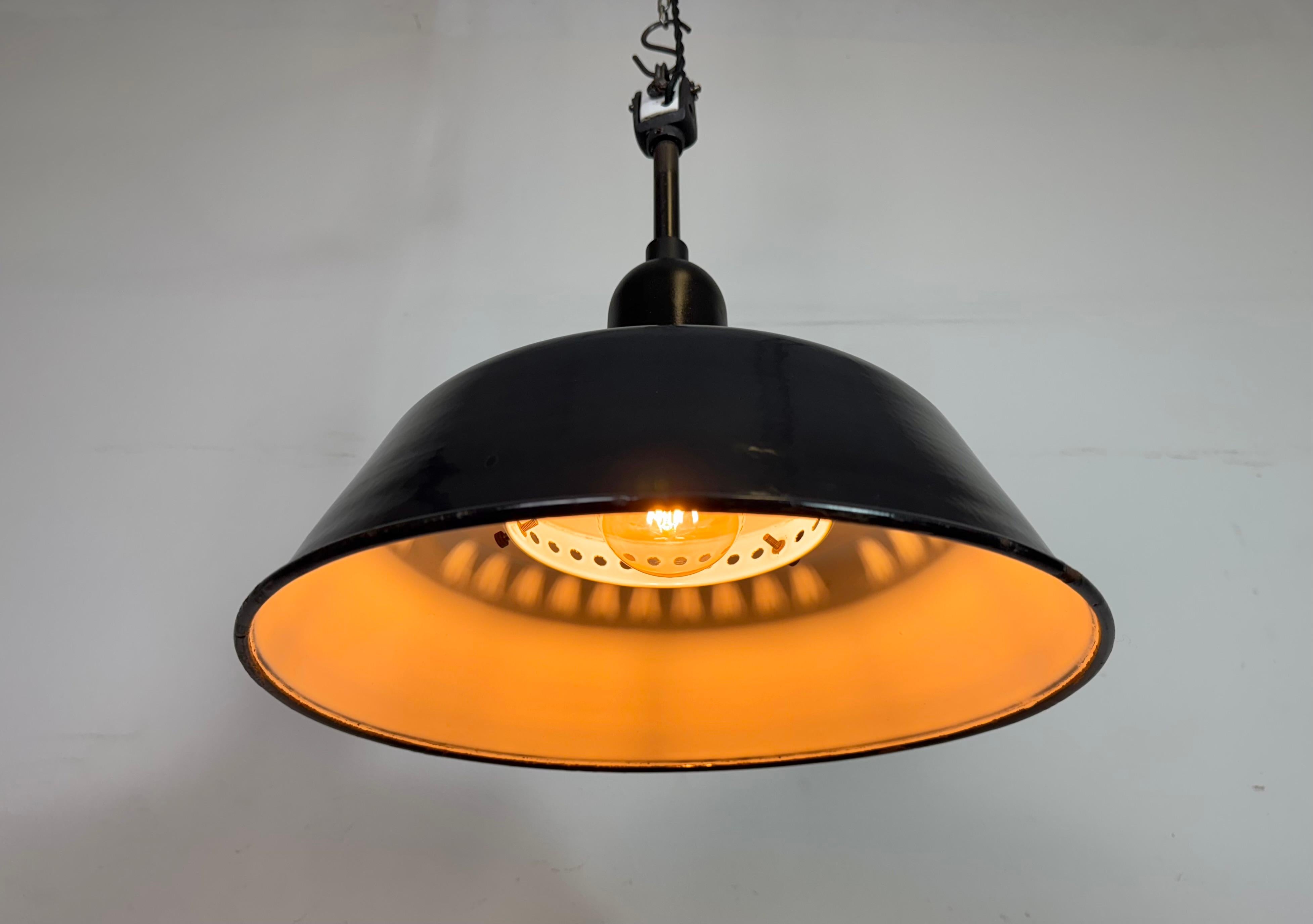 Lampe d'usine industrielle en émail noir avec couvercle en porcelaine, années 1950 en vente 6