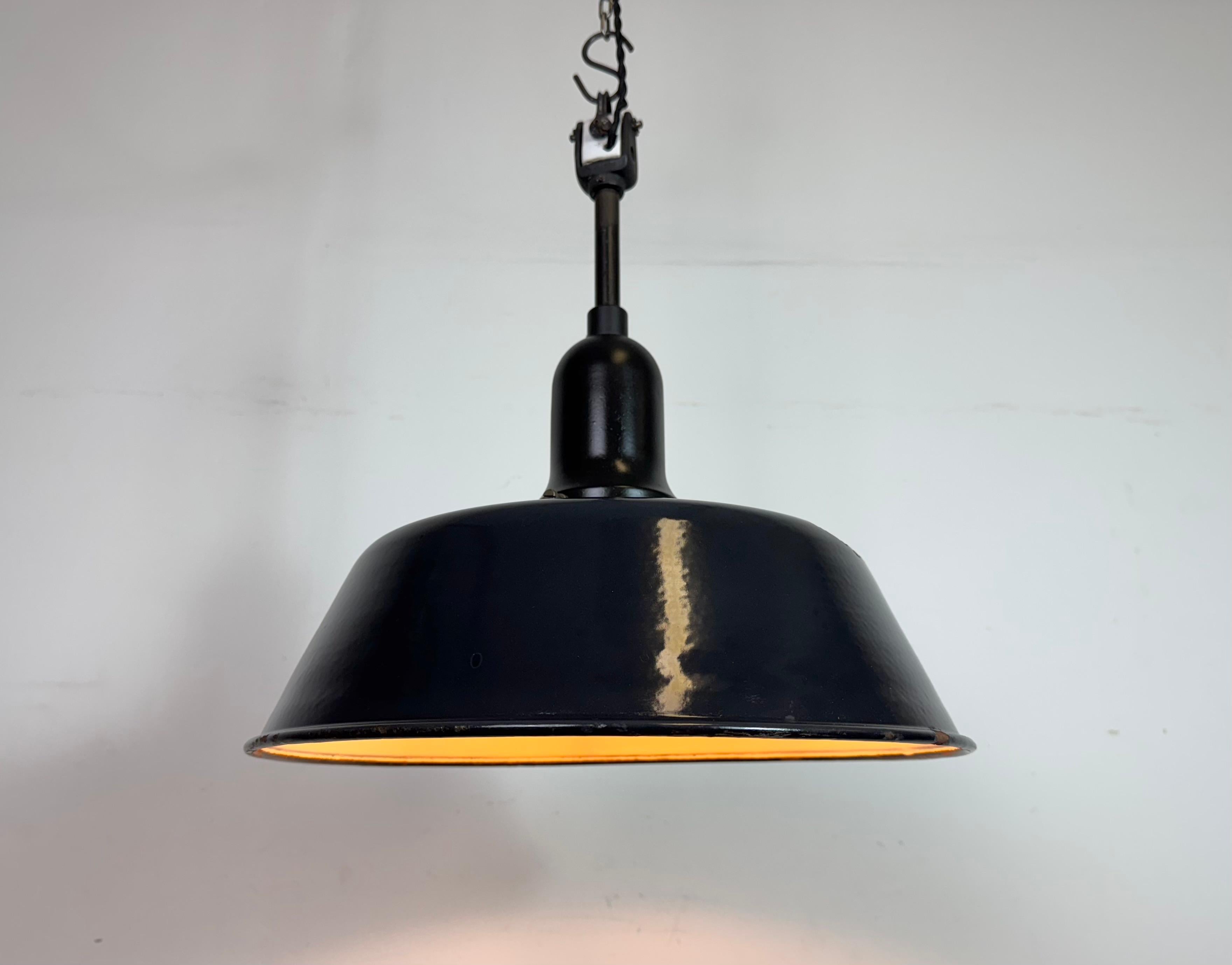 Lampe d'usine industrielle en émail noir avec couvercle en porcelaine, années 1950 en vente 7