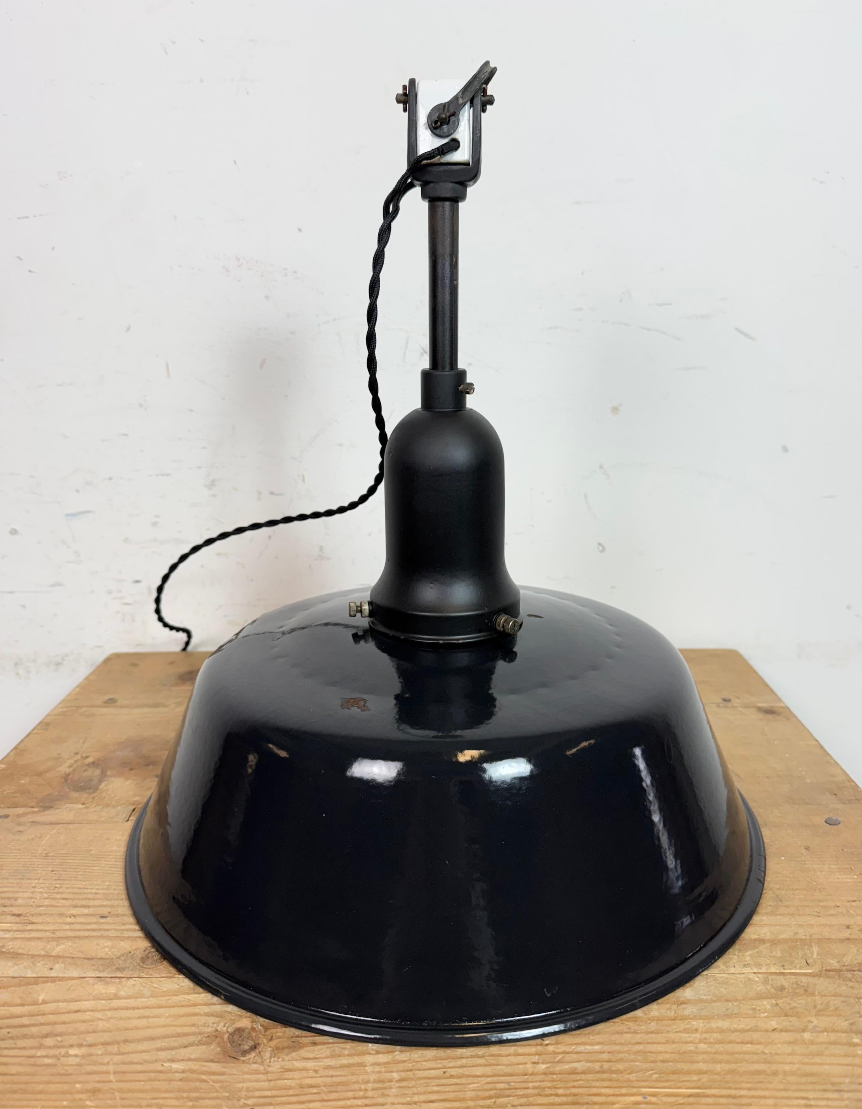 Lampe d'usine industrielle en émail noir avec couvercle en porcelaine, années 1950 en vente 8