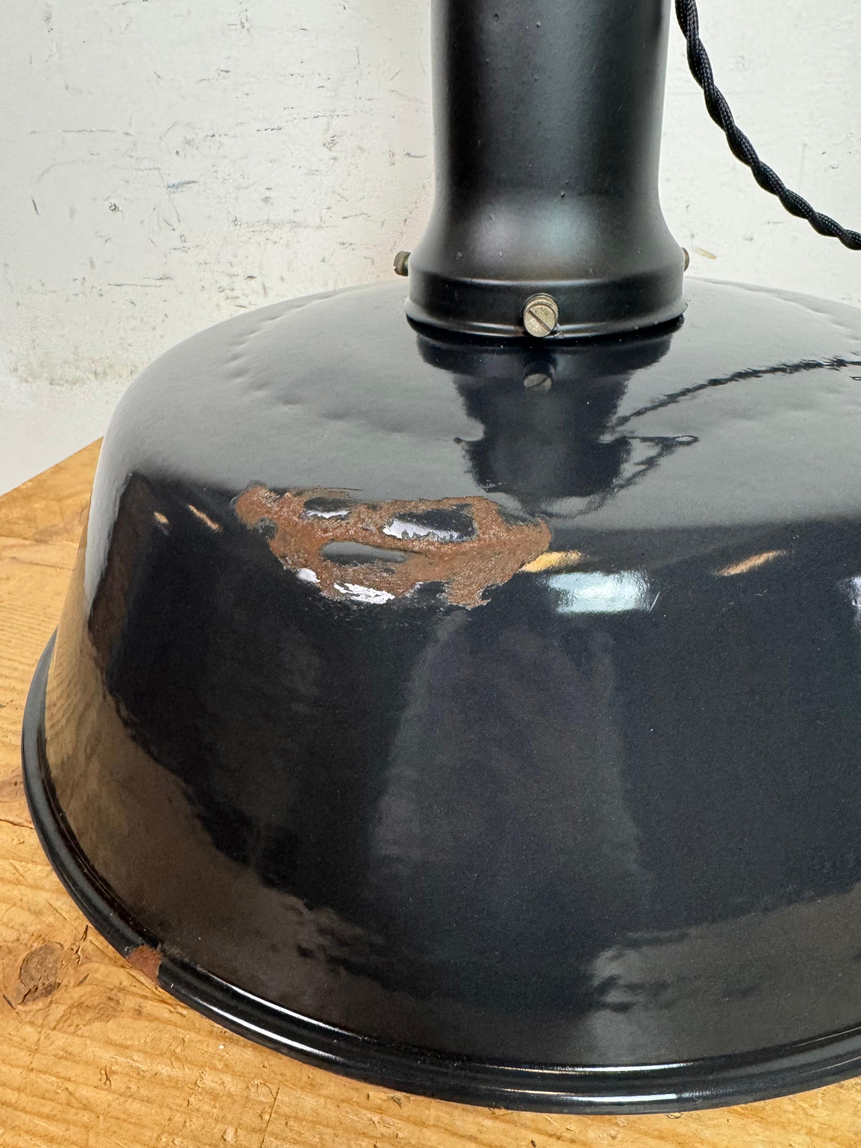 Lampe d'usine industrielle en émail noir avec couvercle en porcelaine, années 1950 en vente 9
