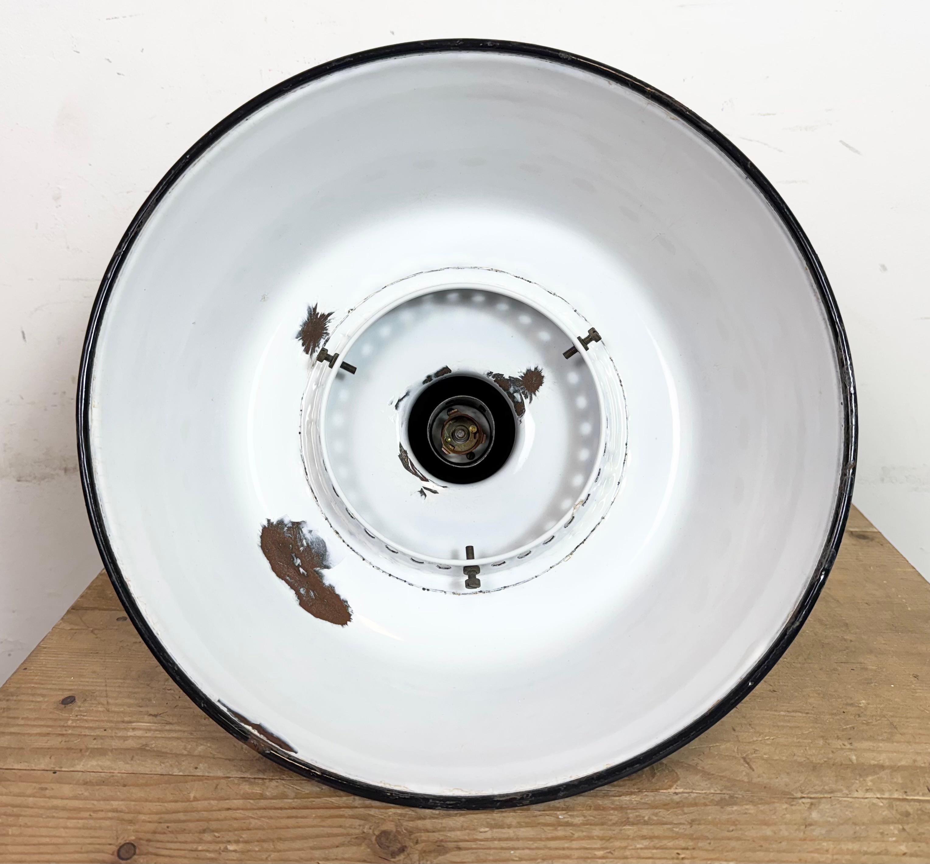 Lampe d'usine industrielle en émail noir avec couvercle en porcelaine, années 1950 en vente 11