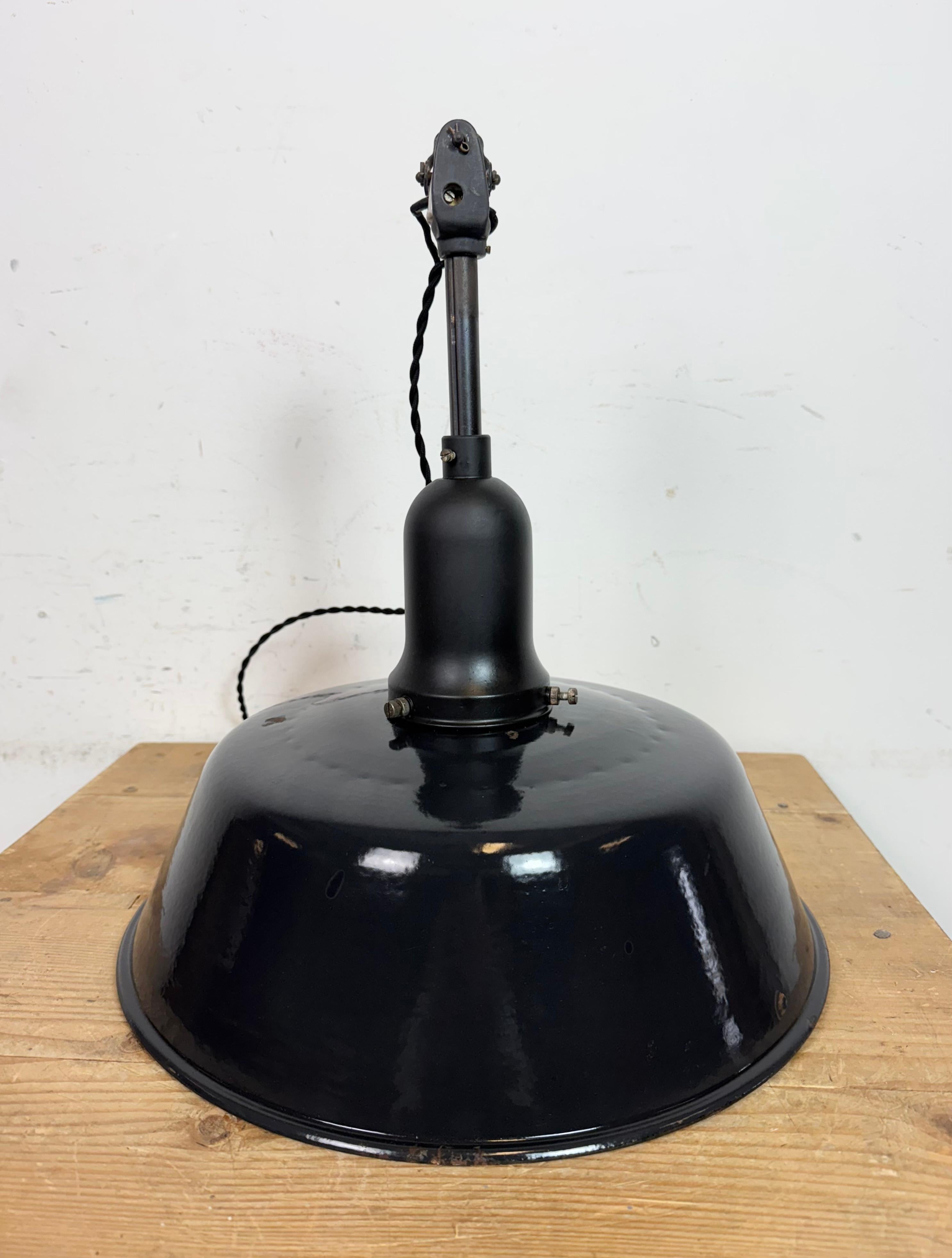 Lampe d'usine industrielle en émail noir avec couvercle en porcelaine, années 1950 en vente 12