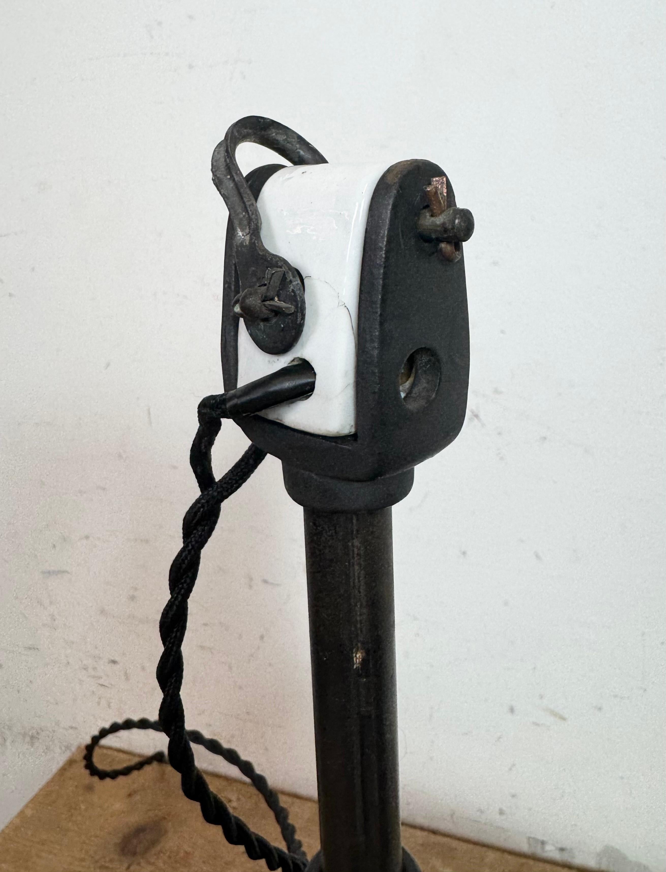 Lampe d'usine industrielle en émail noir avec couvercle en porcelaine, années 1950 en vente 13