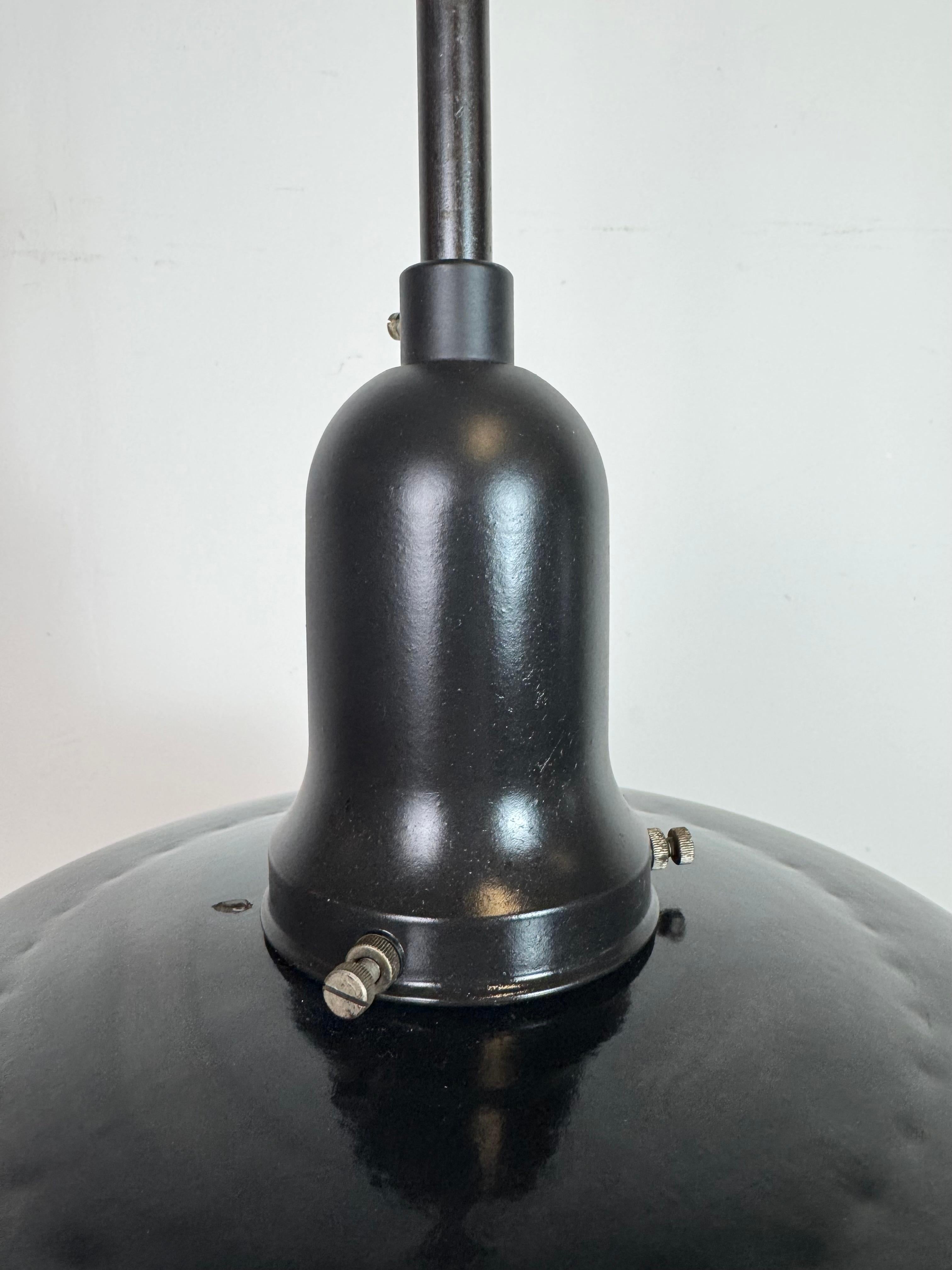 Industriel Lampe d'usine industrielle en émail noir avec couvercle en porcelaine, années 1950 en vente
