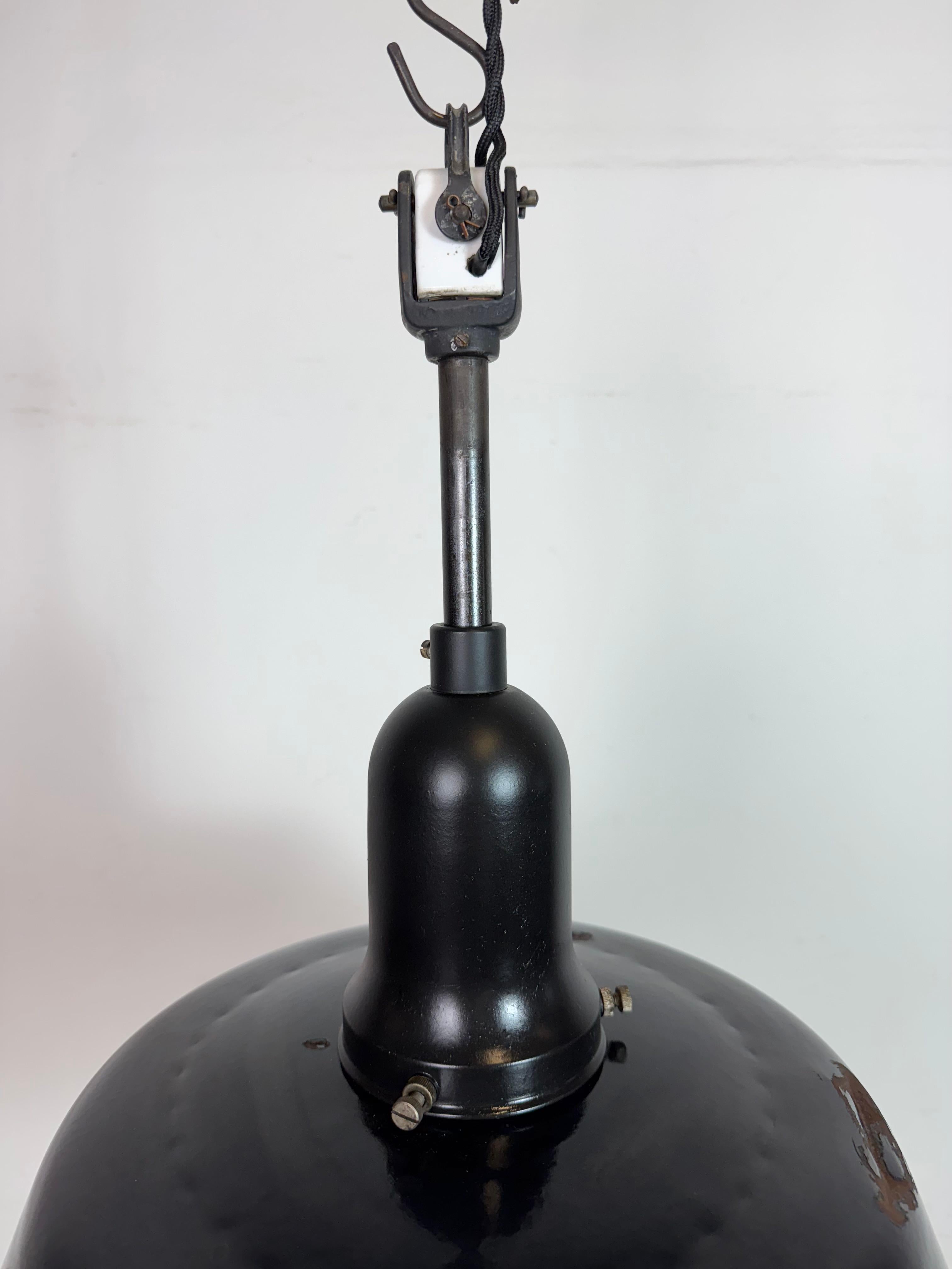 Allemand Lampe d'usine industrielle en émail noir avec couvercle en porcelaine, années 1950 en vente