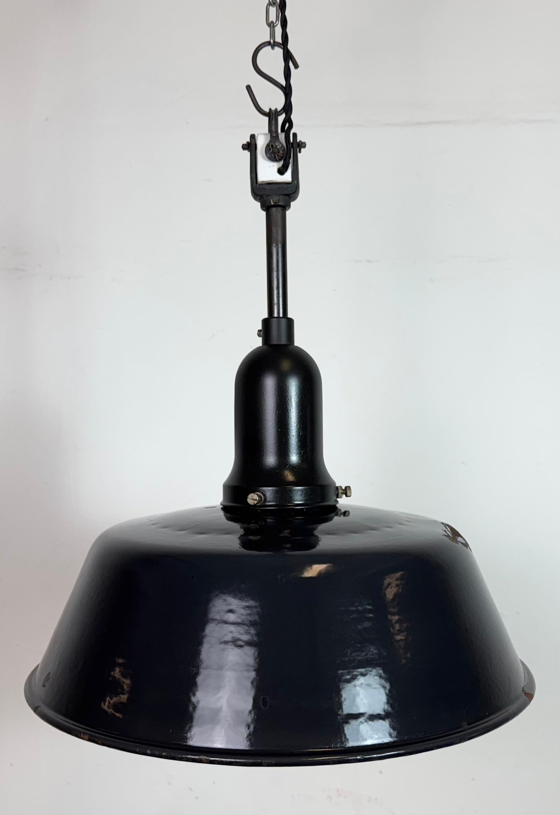 Lampe d'usine industrielle en émail noir avec couvercle en porcelaine, années 1950 Bon état - En vente à Kojetice, CZ