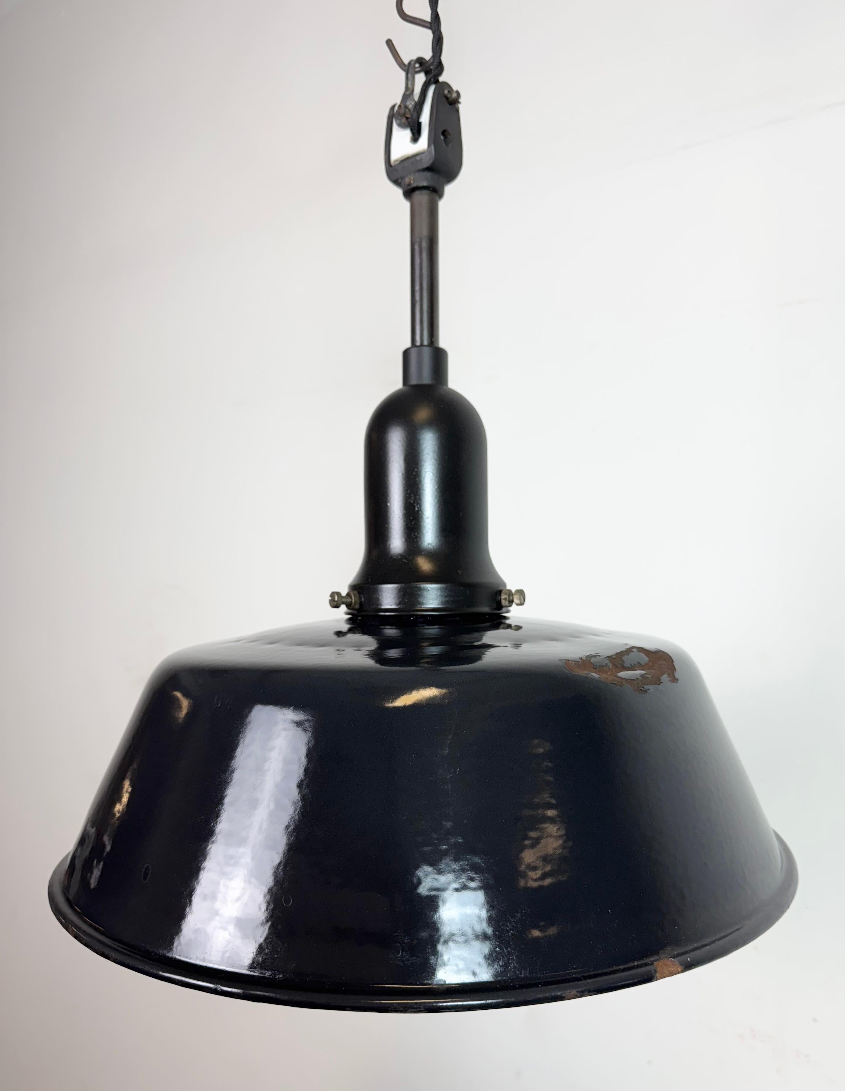 20ième siècle Lampe d'usine industrielle en émail noir avec couvercle en porcelaine, années 1950 en vente