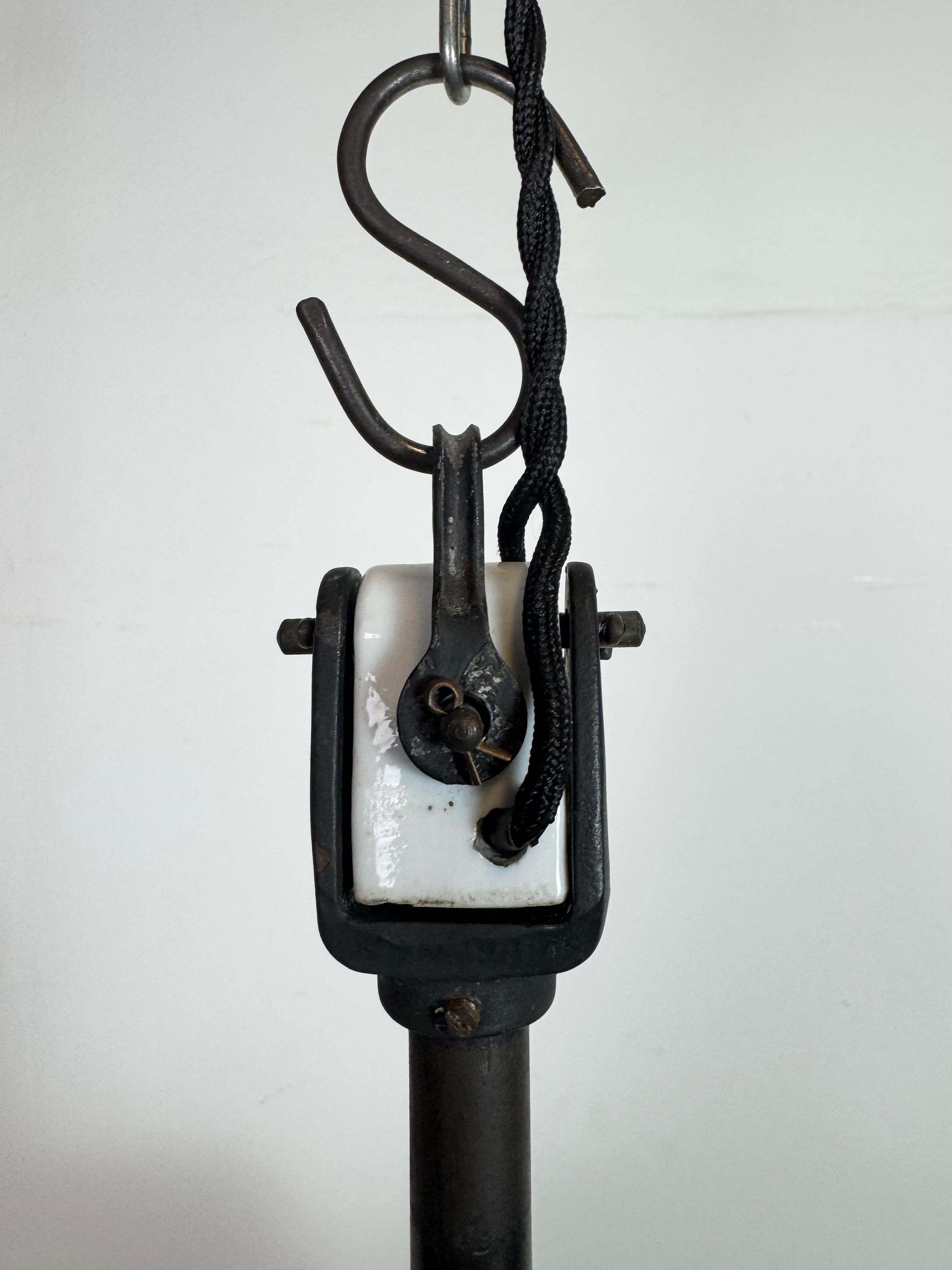 Émail Lampe d'usine industrielle en émail noir avec couvercle en porcelaine, années 1950 en vente