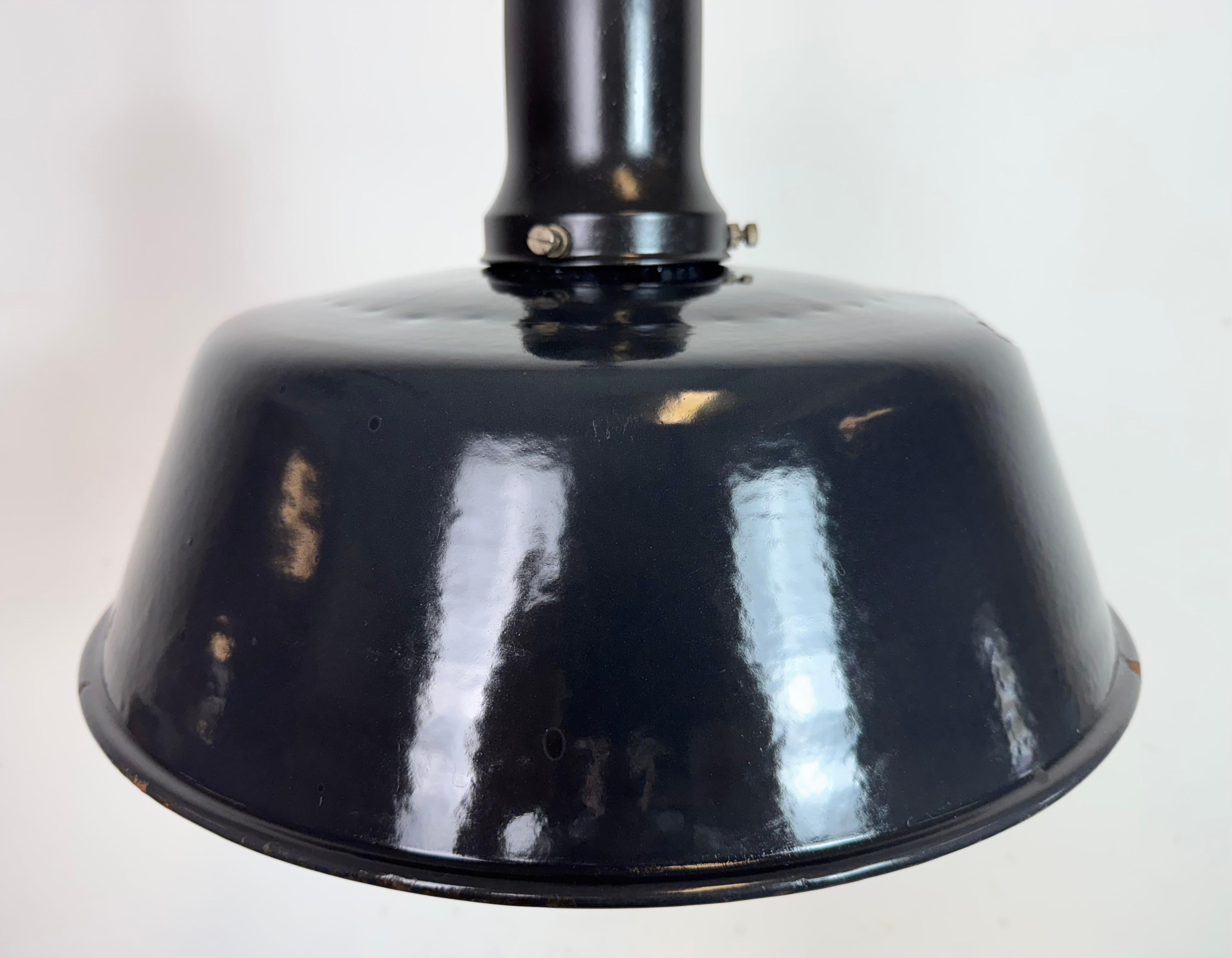Lampe d'usine industrielle en émail noir avec couvercle en porcelaine, années 1950 en vente 1