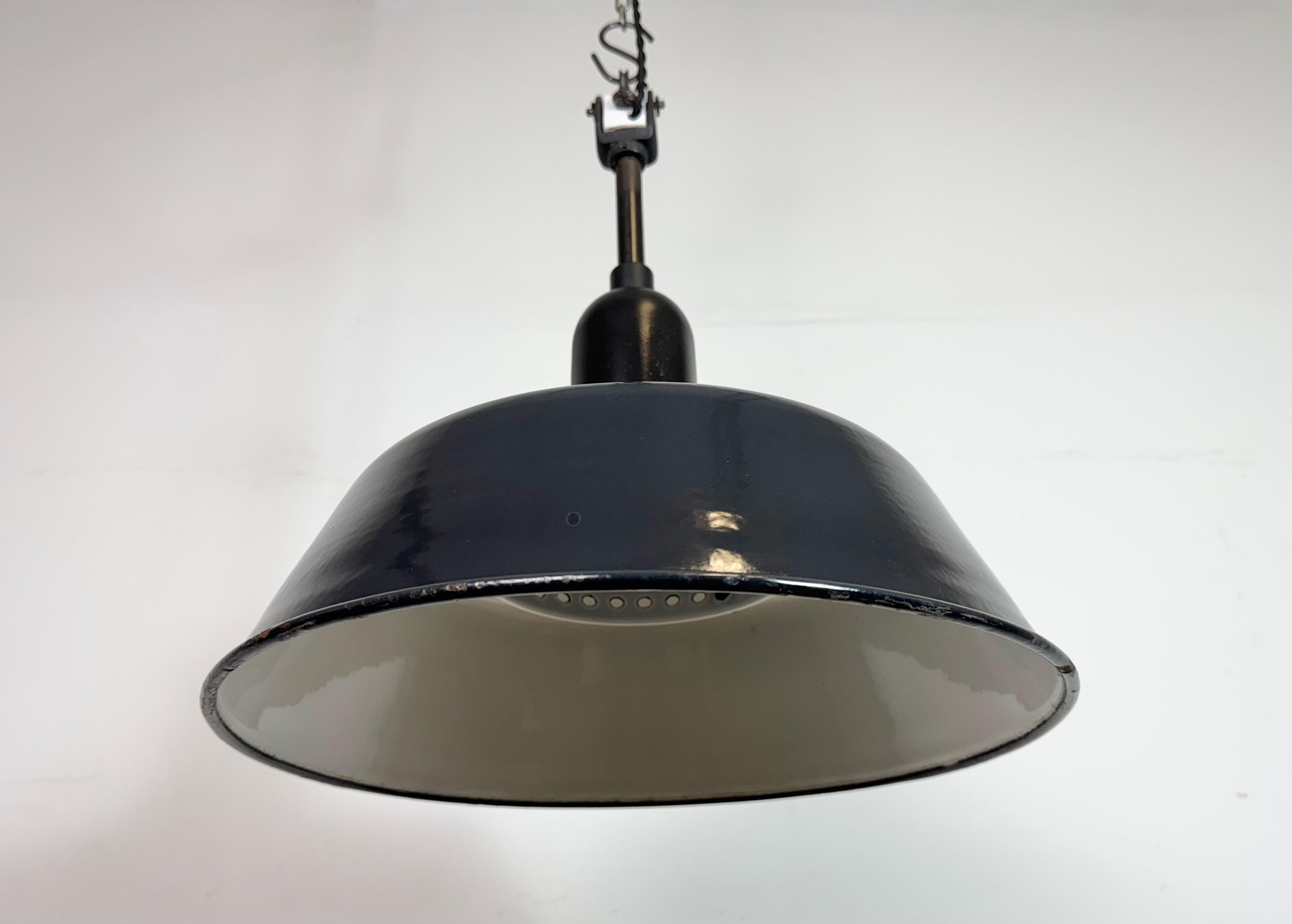 Lampe d'usine industrielle en émail noir avec couvercle en porcelaine, années 1950 en vente 2