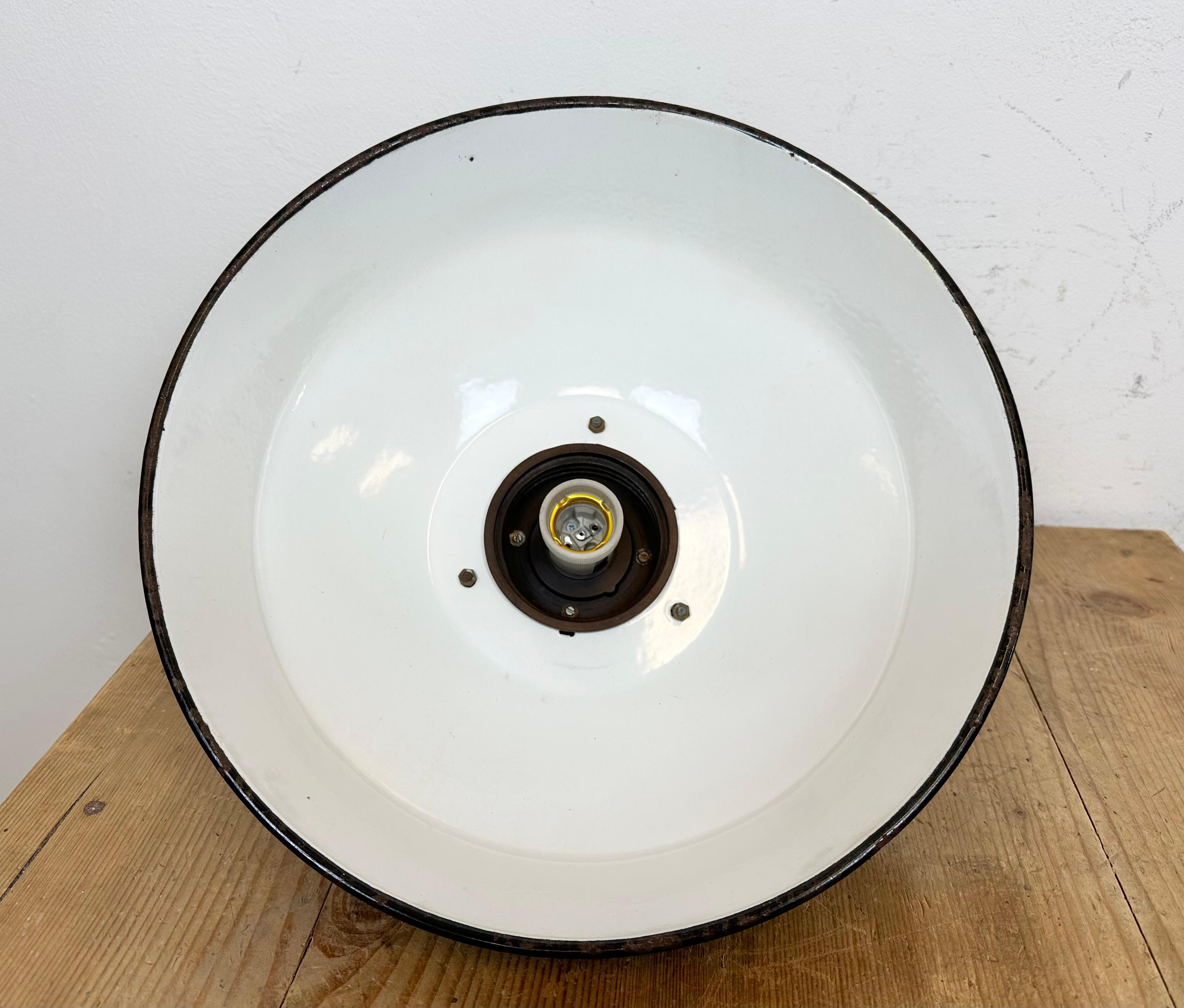 Lampada a sospensione industriale a smalto nero, anni '1950 in vendita 9
