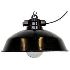 Lampe à suspension industrielle en émail noir, années 1950