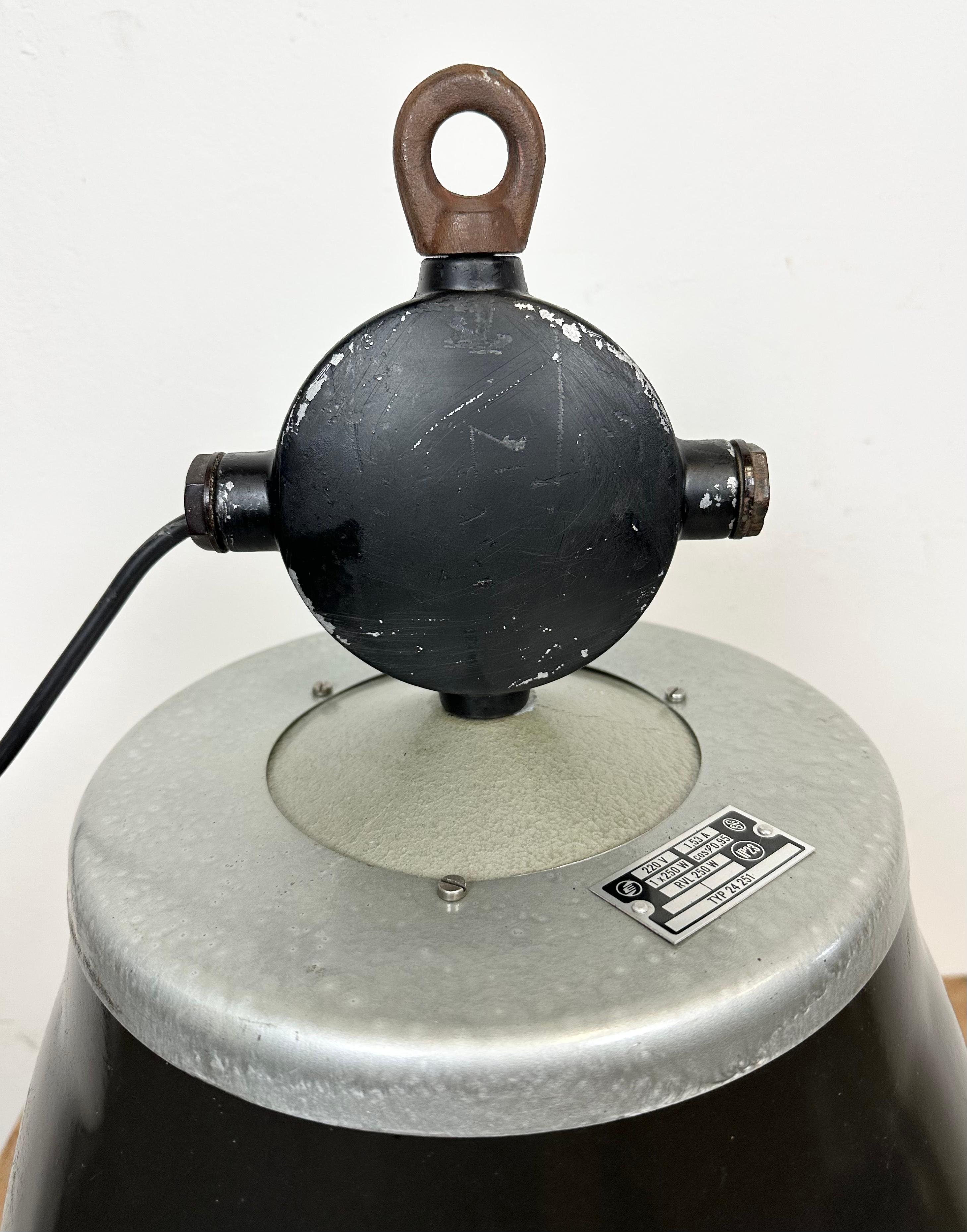 Lampada a sospensione industriale a smalto nero, anni '1960 in vendita 6