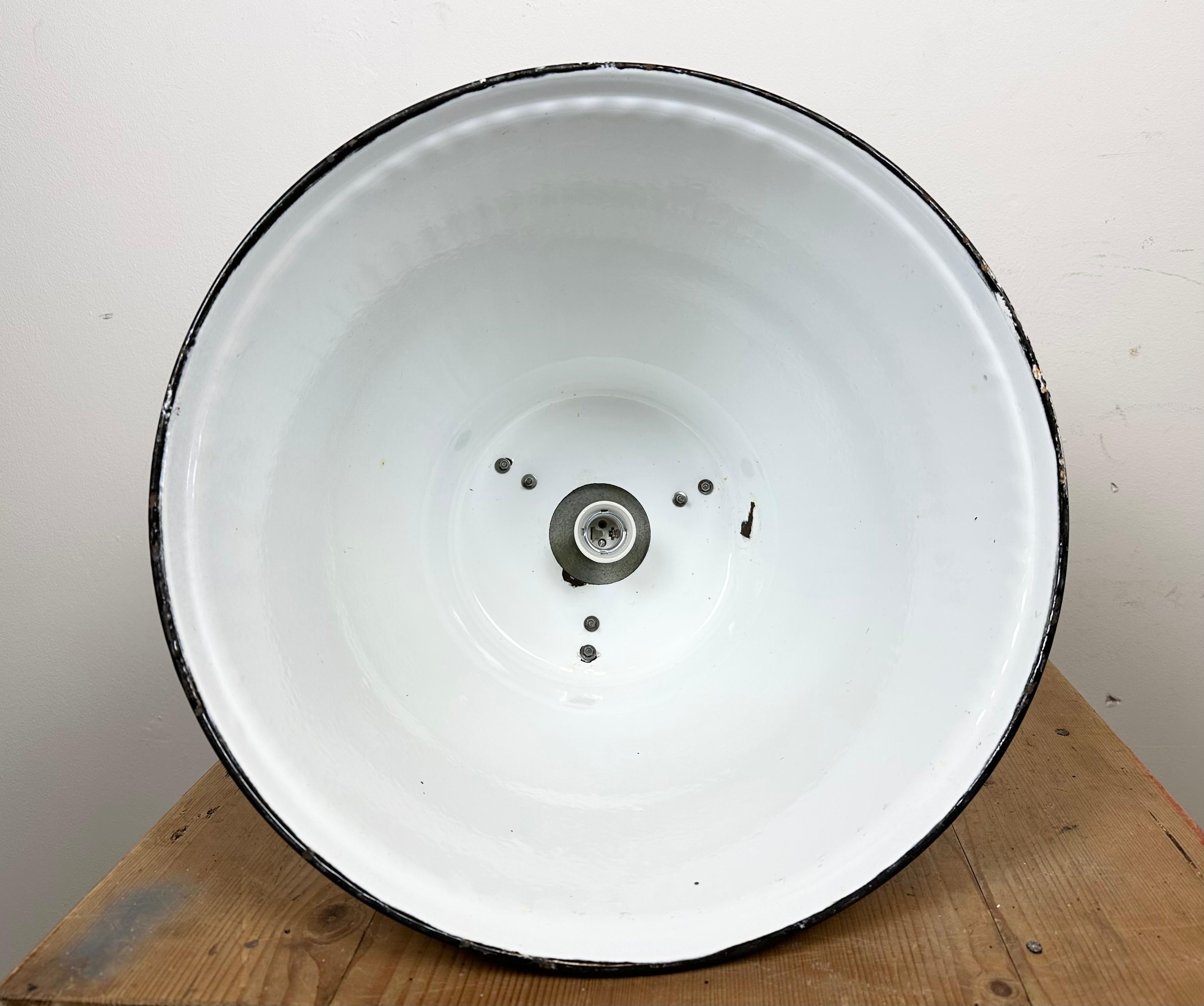 Lampada a sospensione industriale a smalto nero, anni '1960 in vendita 7