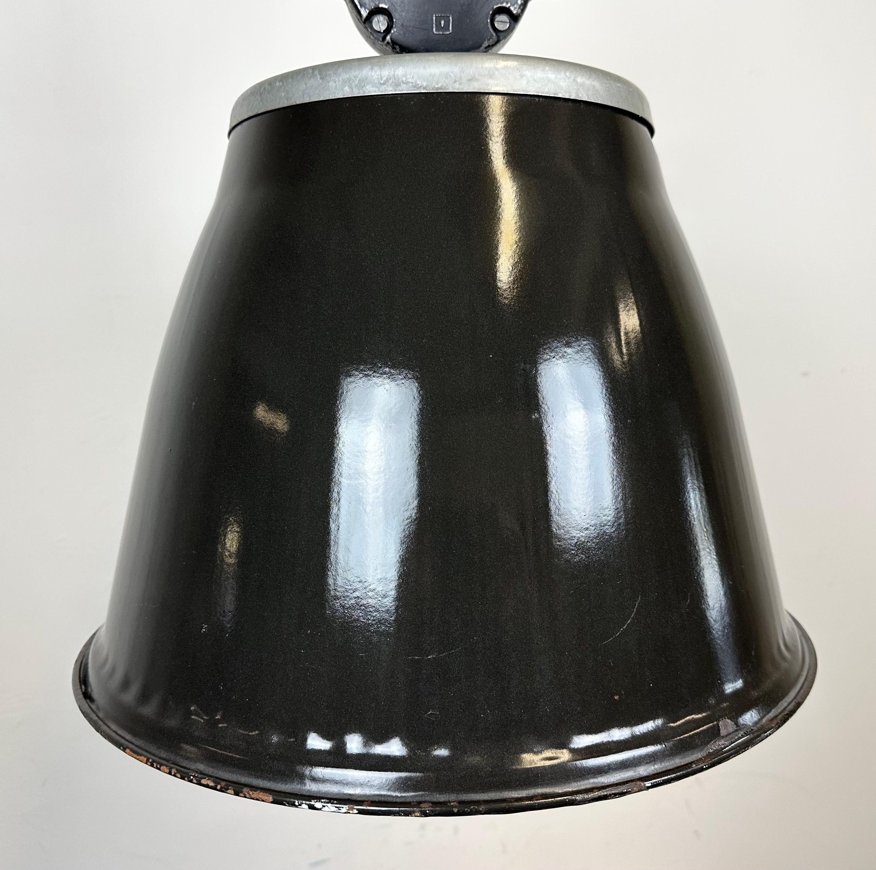Lampada a sospensione industriale a smalto nero, anni '1960 In condizioni buone in vendita a Kojetice, CZ