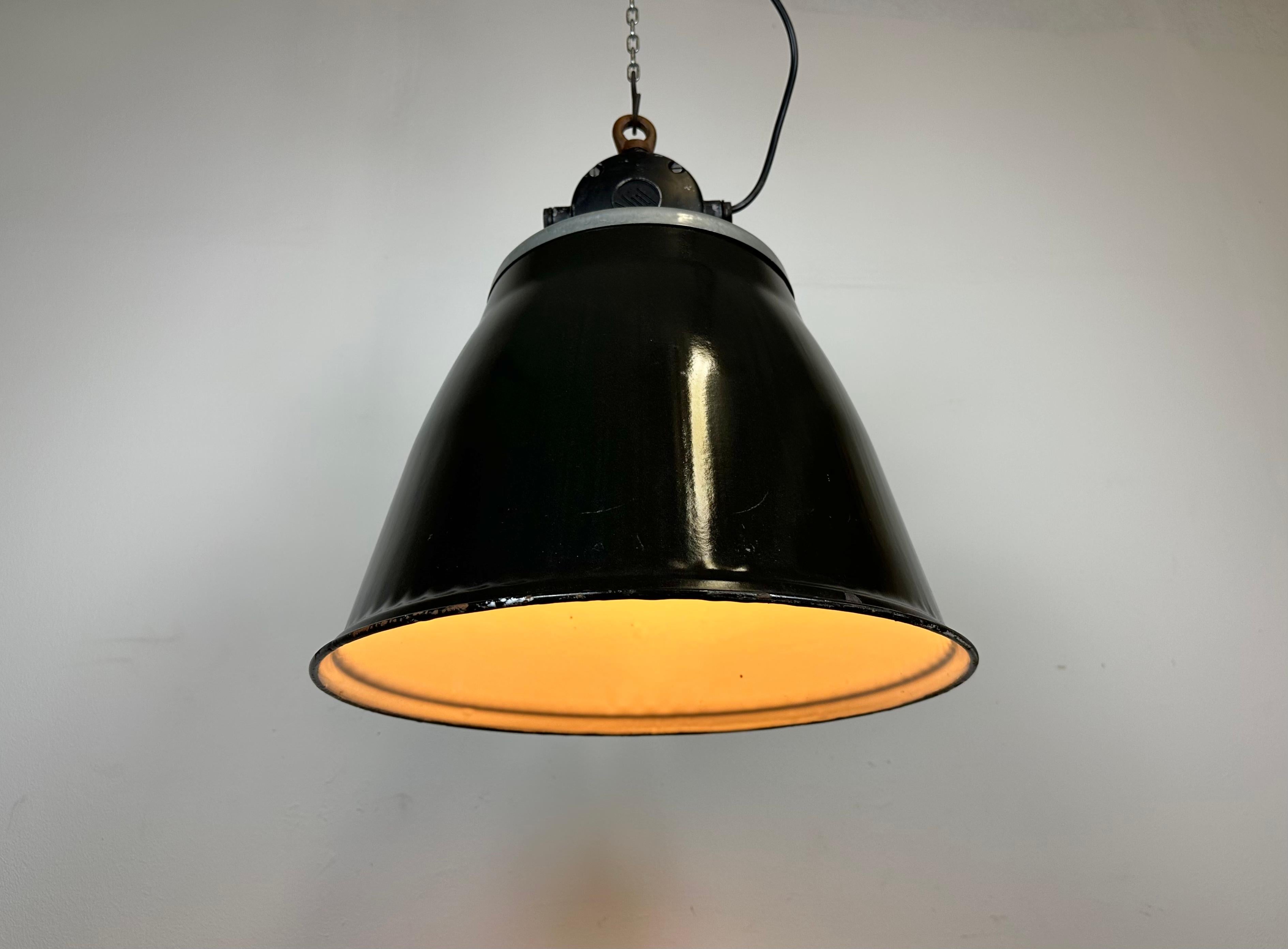 Lampada a sospensione industriale a smalto nero, anni '1960 in vendita 1