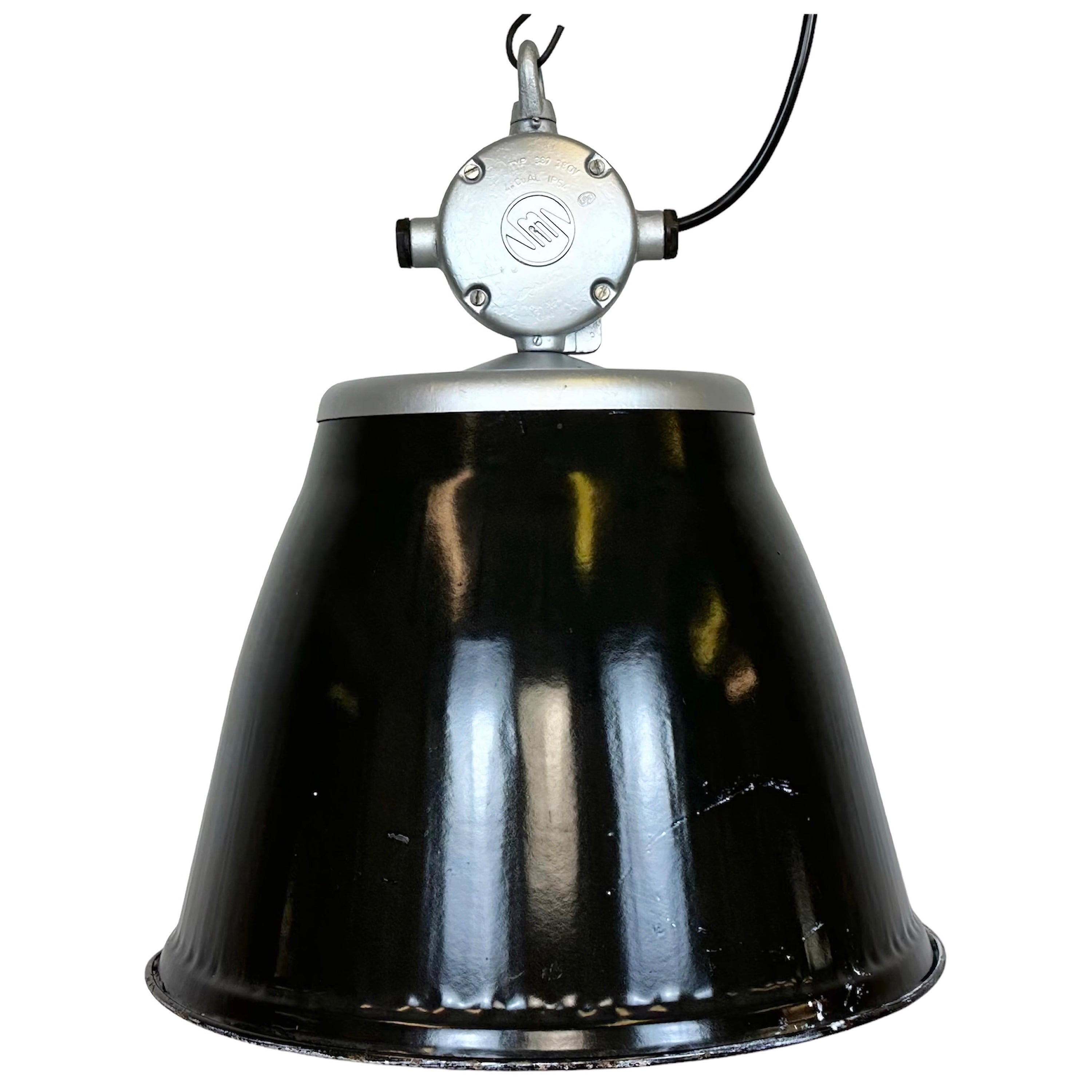 Lampe à suspension industrielle en émail noir, années 1960 en vente
