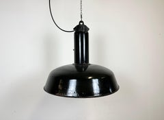 Lámpara Industrial Colgante de Fábrica de Esmalte Negro con Tapa de Hierro, Años 50