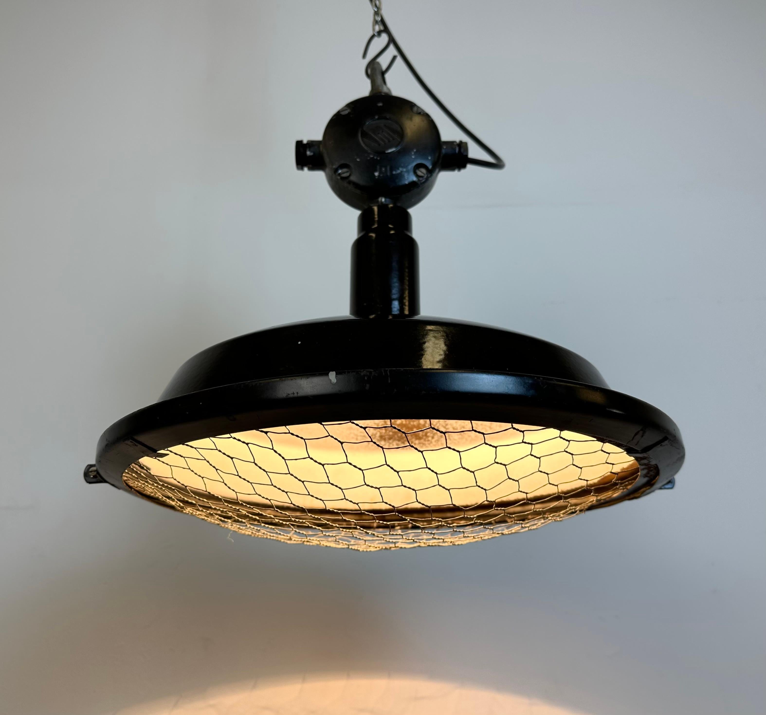 Industrielle schwarze Emaille-Fabrik-Pendelleuchte mit schützendem Gitter, 1950er Jahre 5