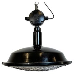 Lampe suspendue industrielle en émail noir avec grille de protection, années 1950