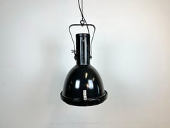 Lampe d'usine industrielle en émail noir avec couvercle en verre convexe, années 1960