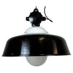 Lámpara industrial de esmalte negro con tapa de cristal, años 50
