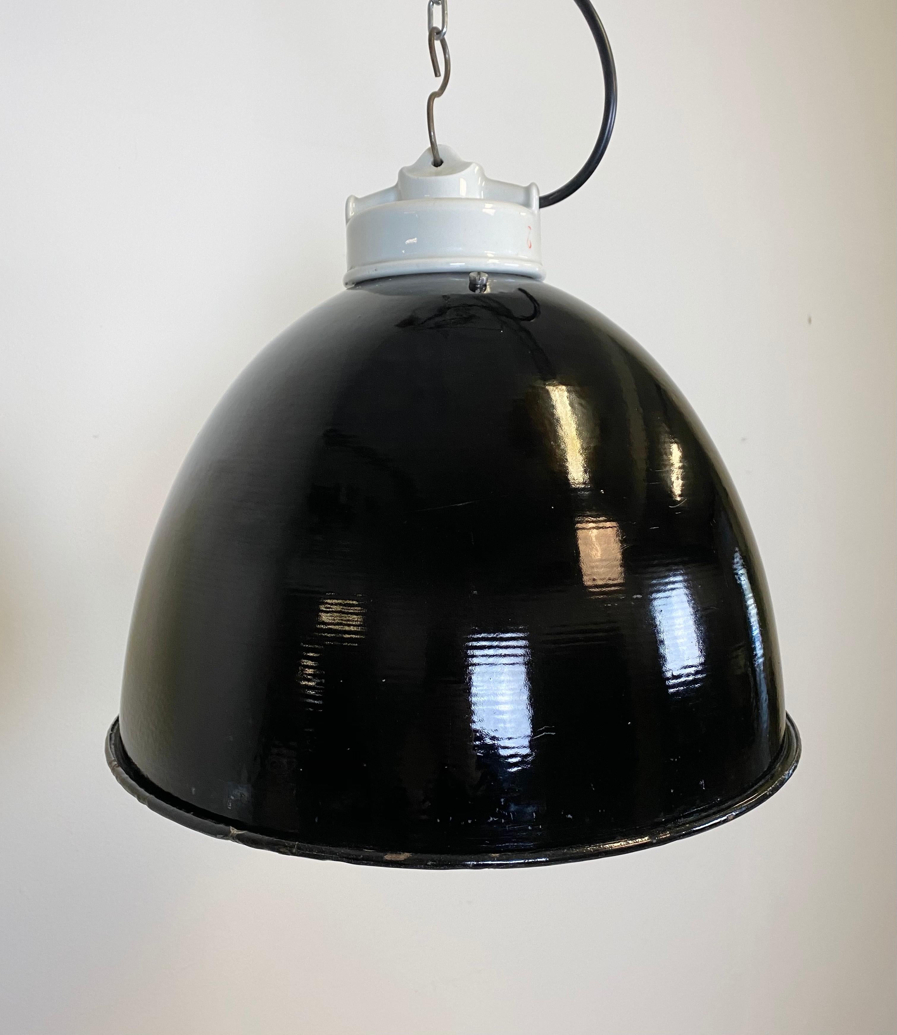 - Industrial lamp made during the 1950s
- Black enamel shade, white enamel interior
- Porcelain top with glass cover
- Socket for E 27 lightbulbs, new wire
- The weight of the lamp is 3 kg.