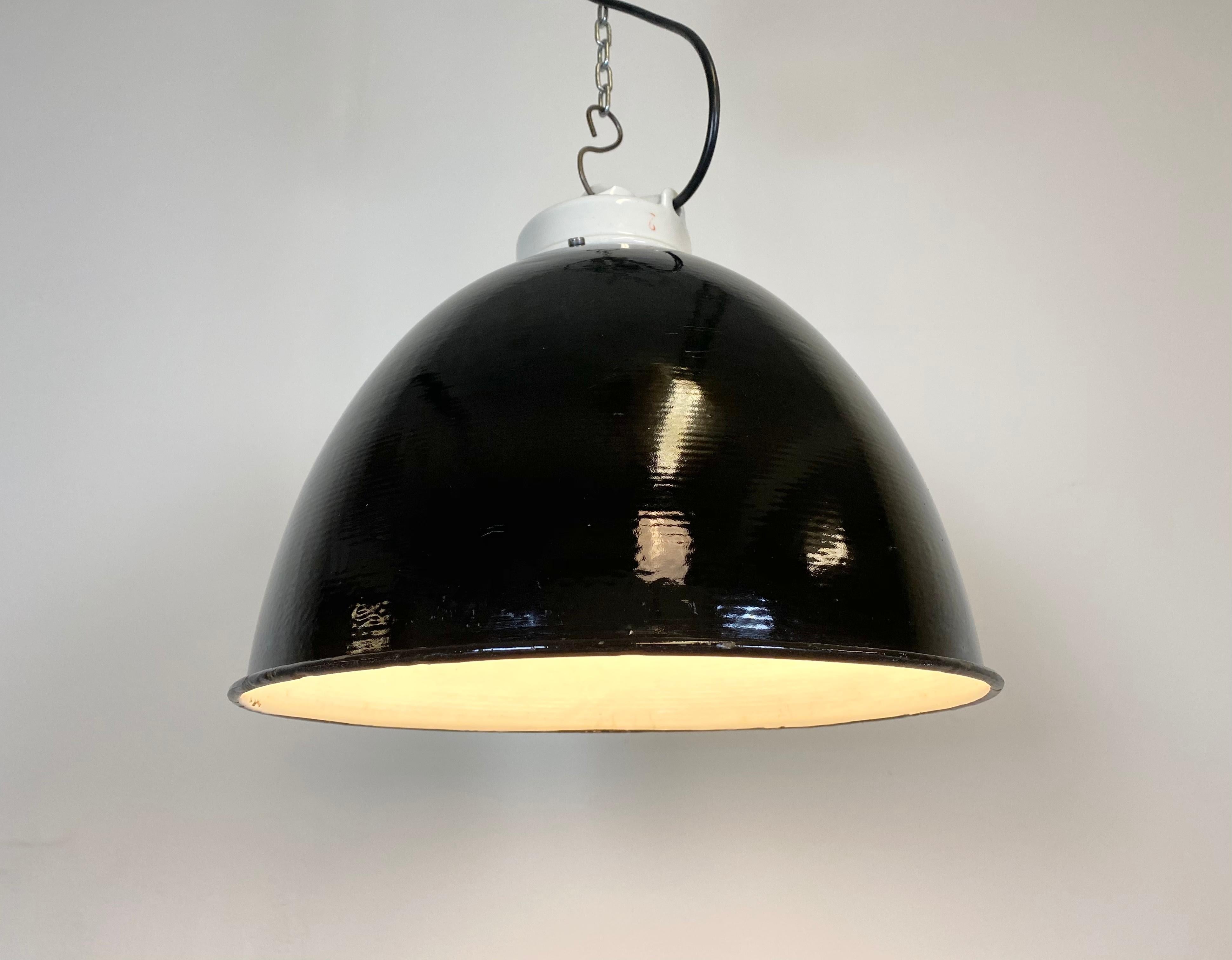 Industrial Black Enamel Lamp with Porcelain Top, 1950s For Sale 1