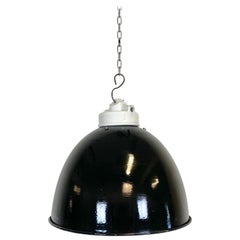 Lampe industrielle en émail noir avec plateau en porcelaine, années 1950