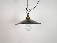 Lampe industrielle en émail noir, années 1930