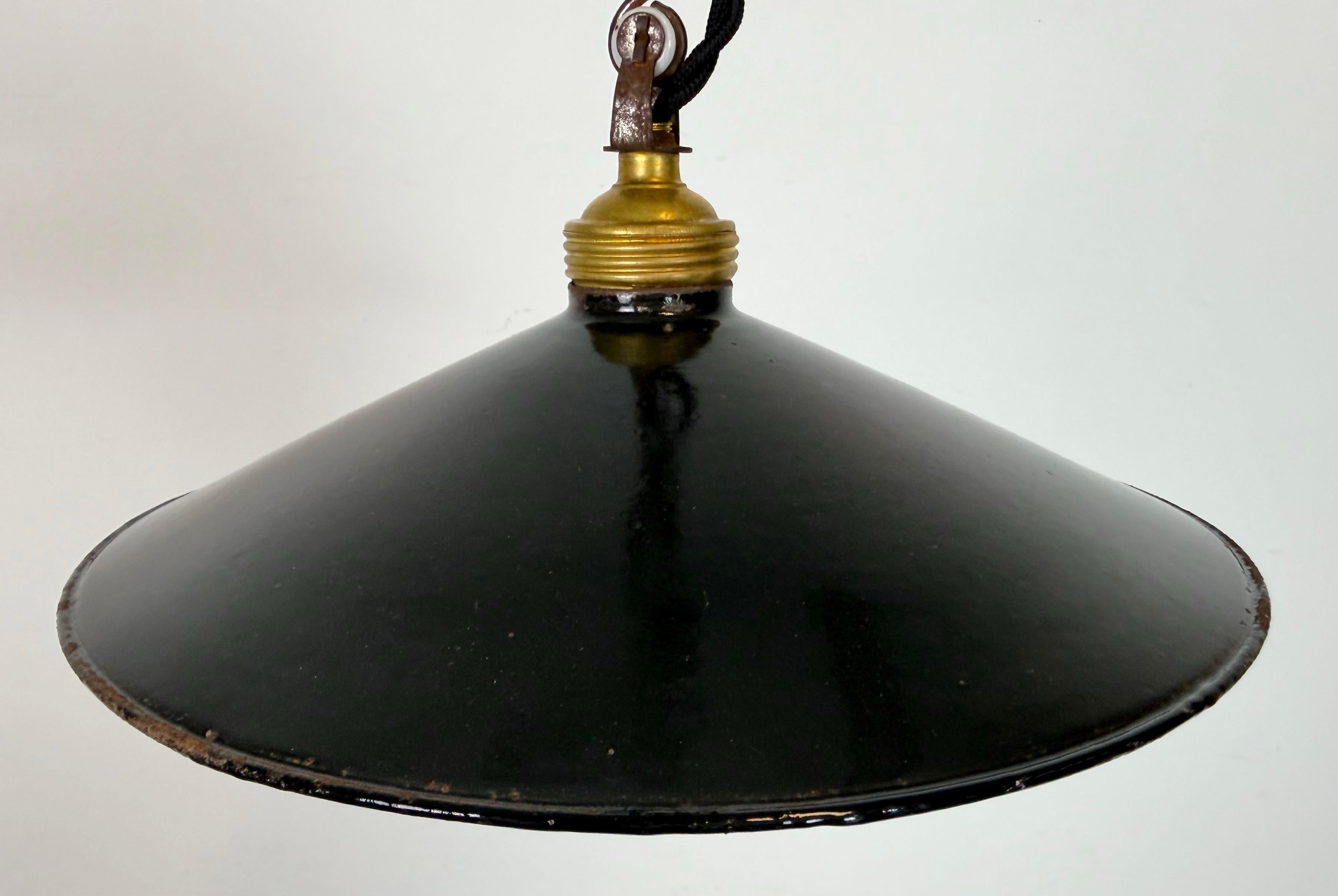 Industrial Black Enamel Light, 1930s im Zustand „Gut“ im Angebot in Kojetice, CZ