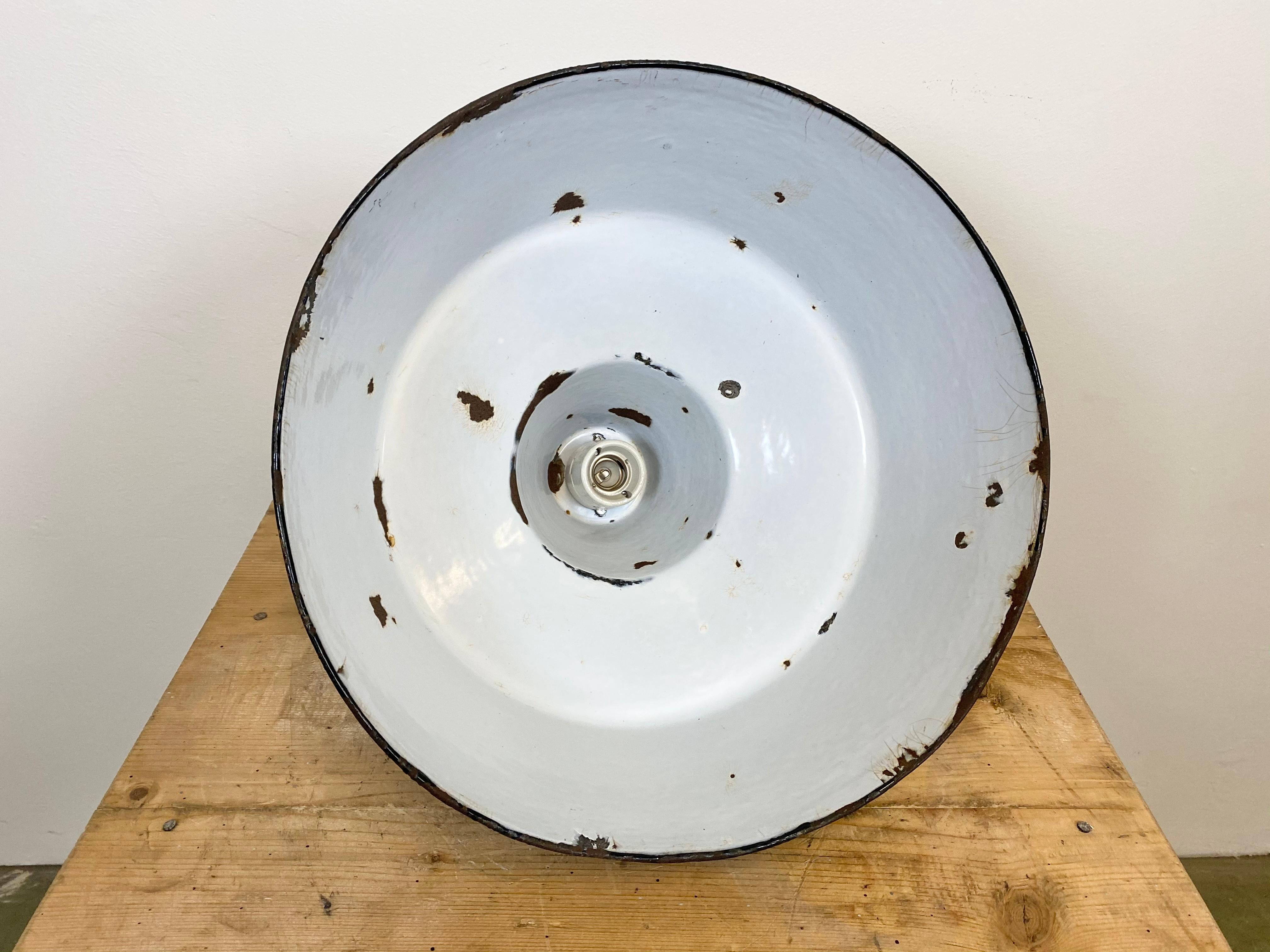 Lampada a sospensione industriale in smalto nero con piano in ghisa, anni '70 in vendita 2