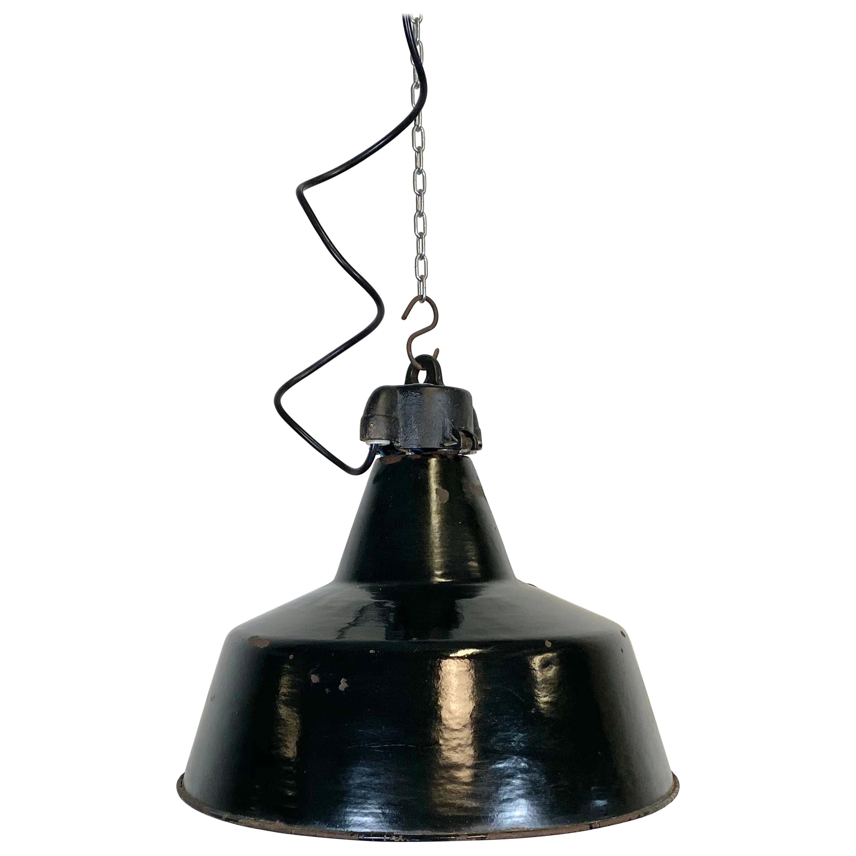 Lampada a sospensione industriale in smalto nero con piano in ghisa, anni '70 in vendita