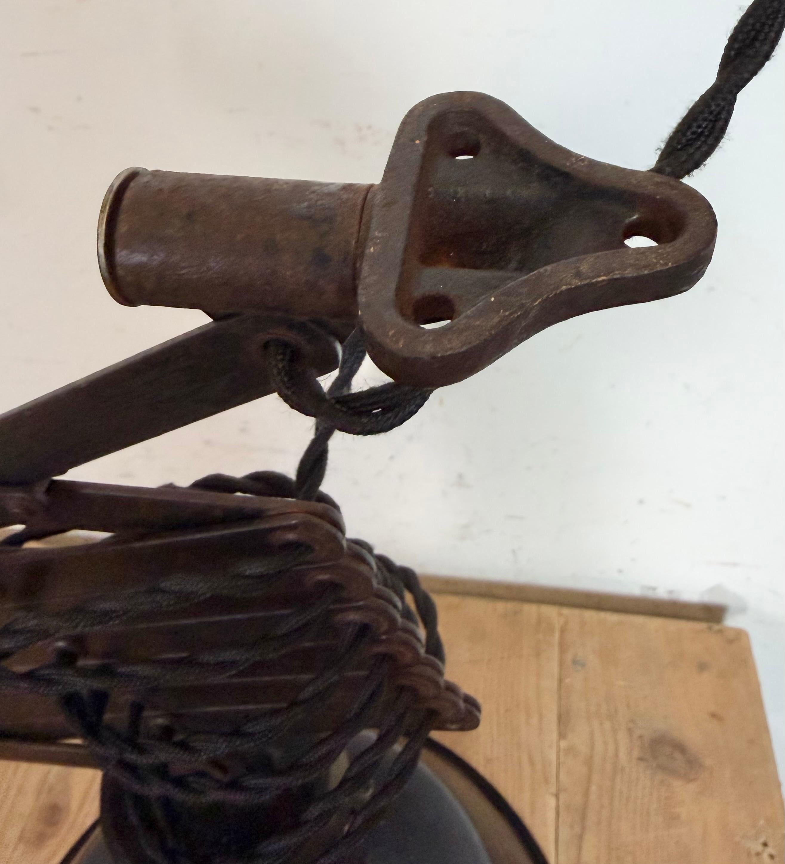 Industrielle Scheren-Deckenleuchte aus schwarzer Emaille, 1930er Jahre im Angebot 11