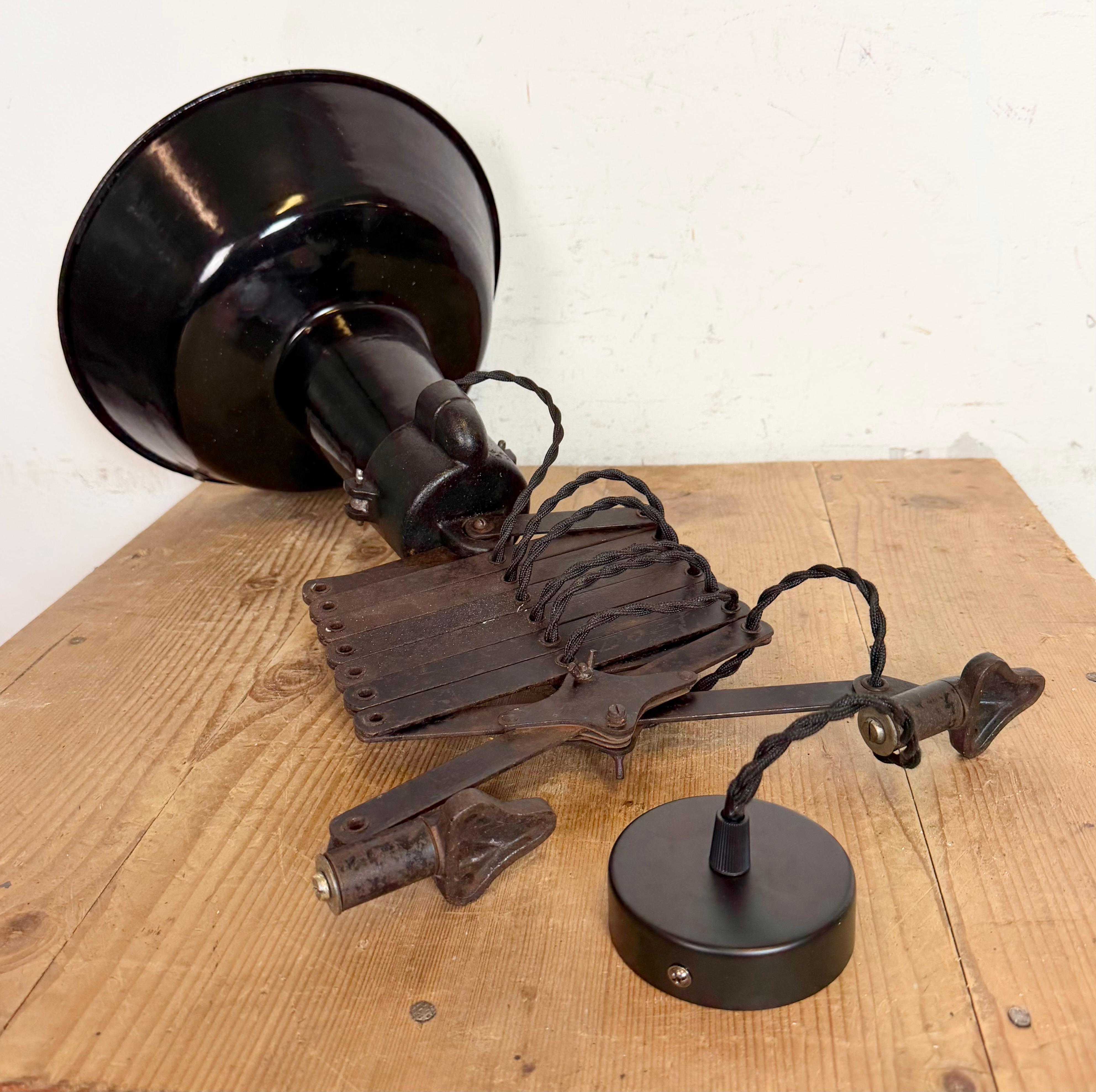 Industrielle Scheren-Deckenleuchte aus schwarzer Emaille, 1930er Jahre im Angebot 15