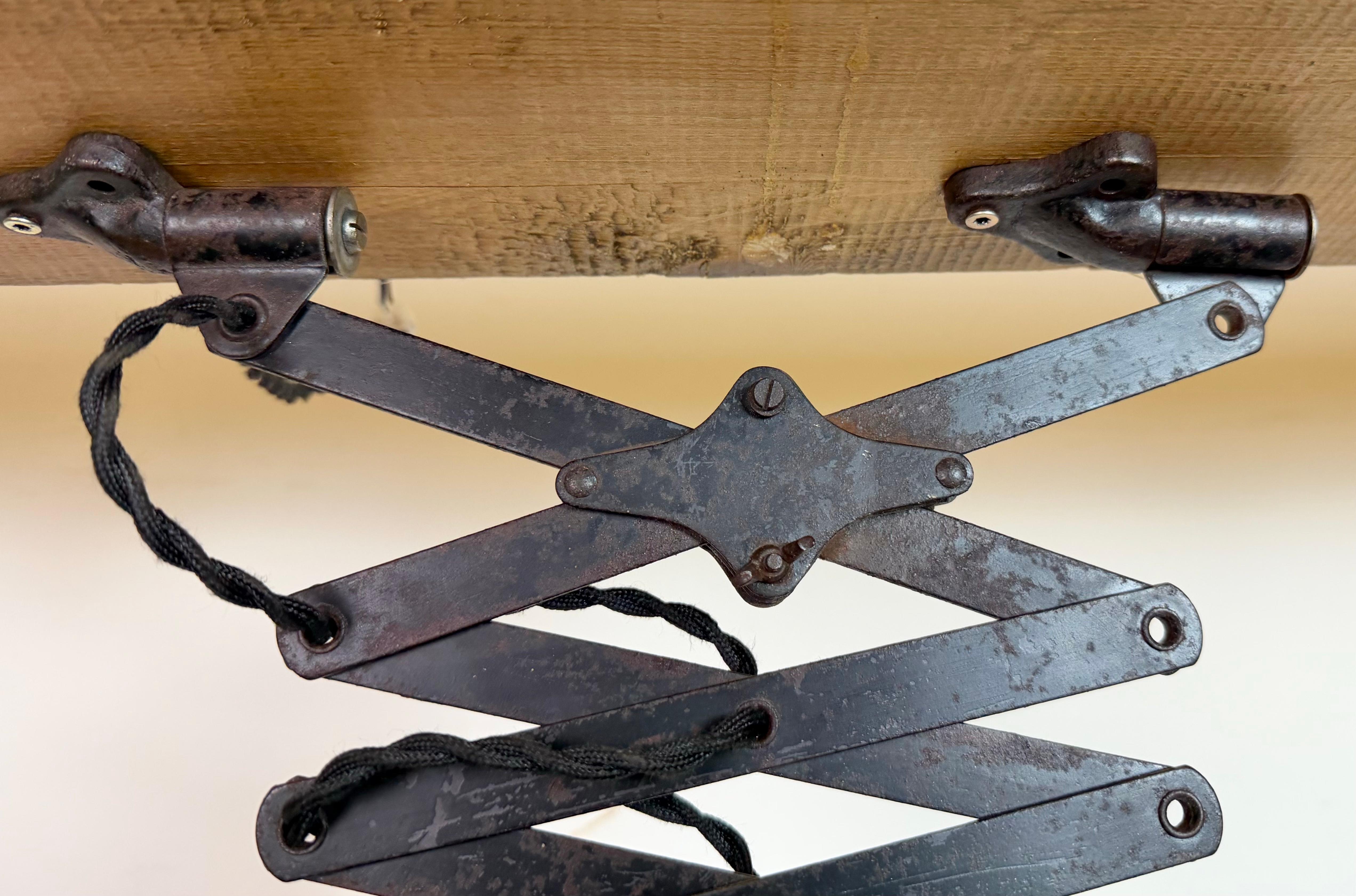 Industrielle Scheren-Deckenleuchte aus schwarzer Emaille, 1930er Jahre im Zustand „Gut“ im Angebot in Kojetice, CZ