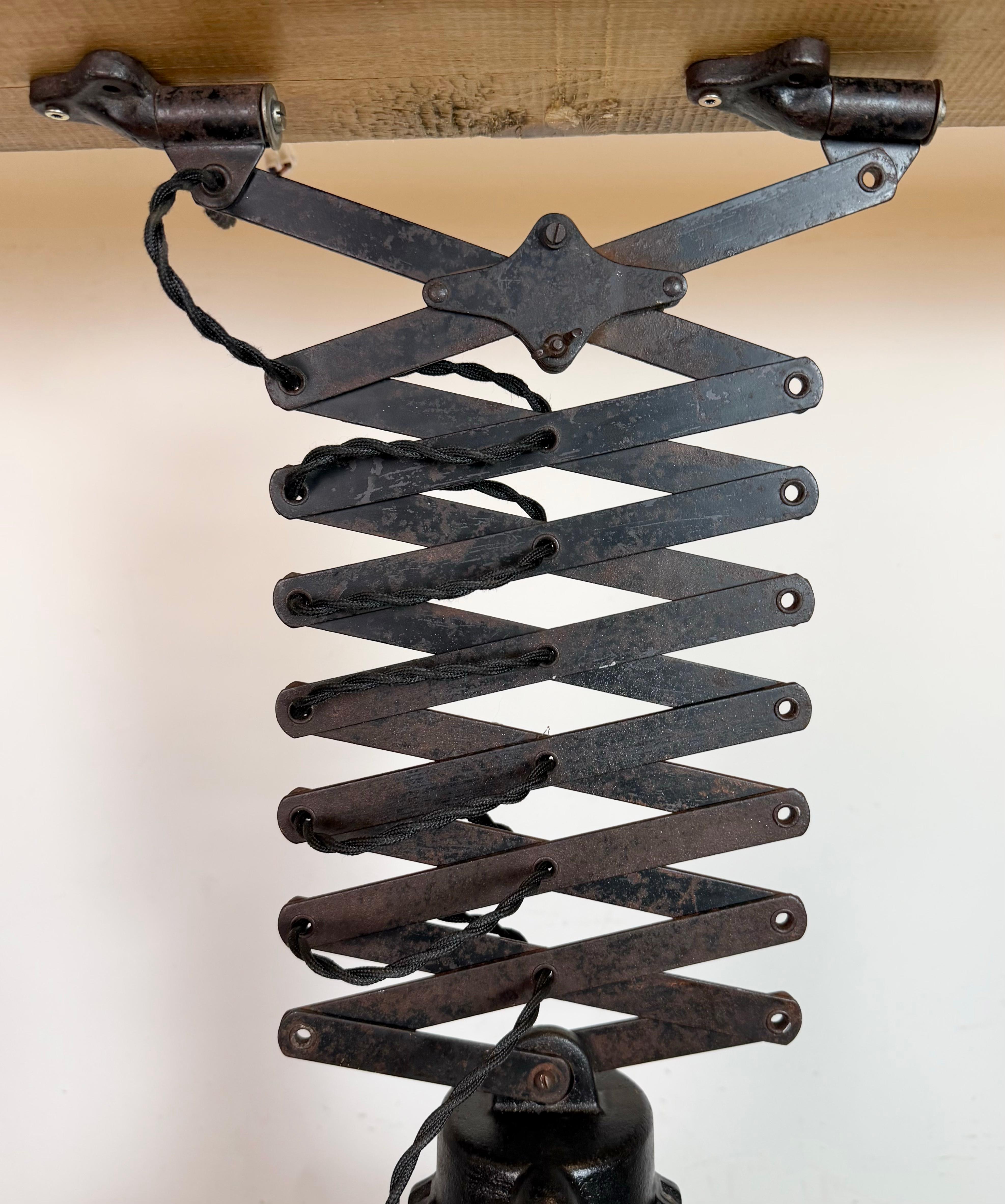 Industrielle Scheren-Deckenleuchte aus schwarzer Emaille, 1930er Jahre im Angebot 1