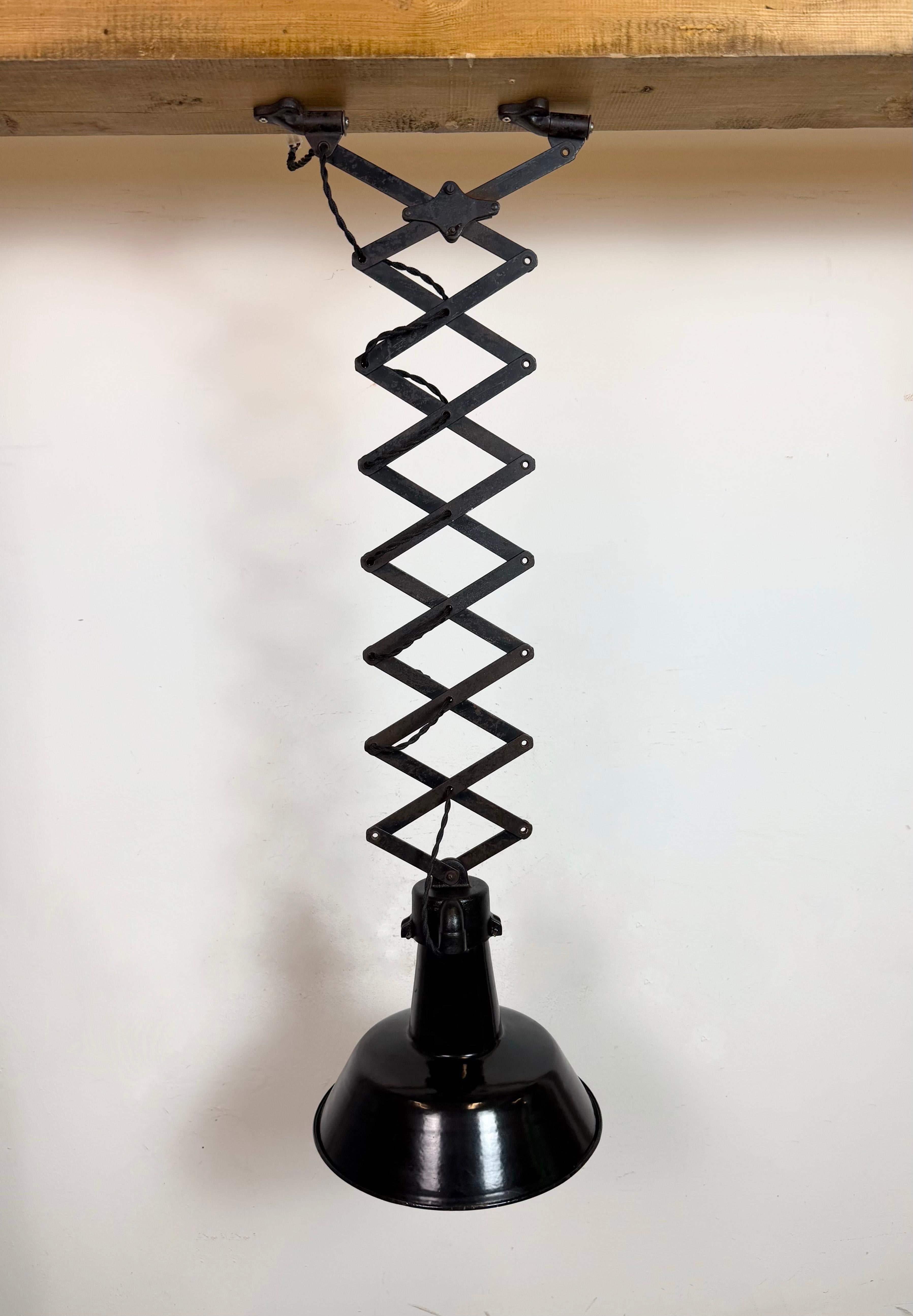 Industrielle Scheren-Deckenleuchte aus schwarzer Emaille, 1930er Jahre im Angebot 2