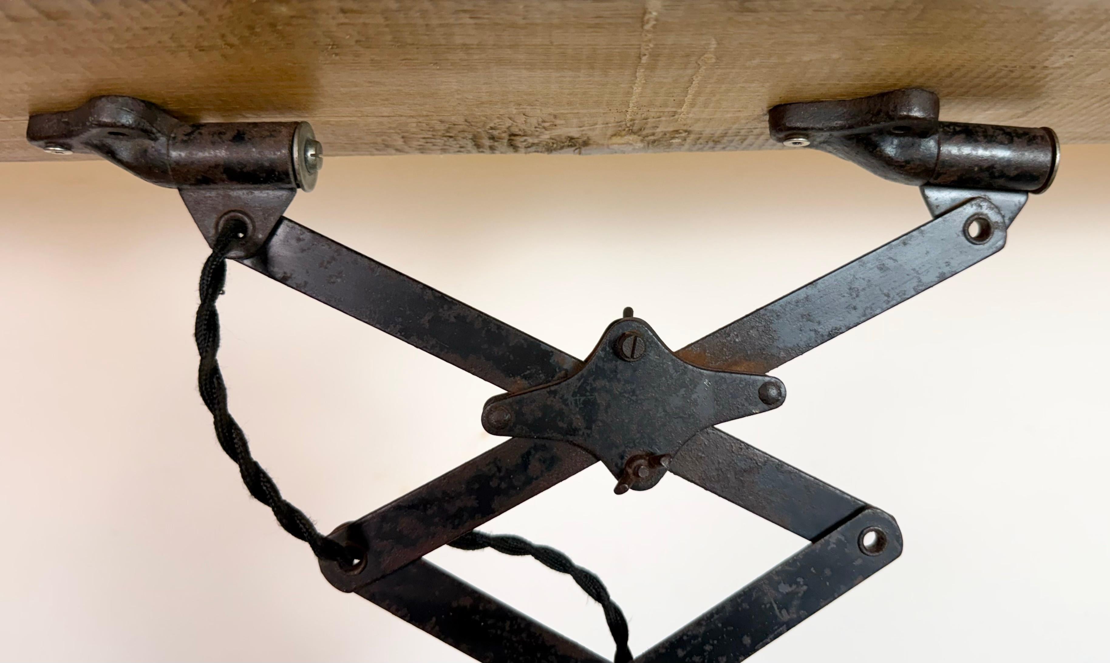 Industrielle Scheren-Deckenleuchte aus schwarzer Emaille, 1930er Jahre im Angebot 3