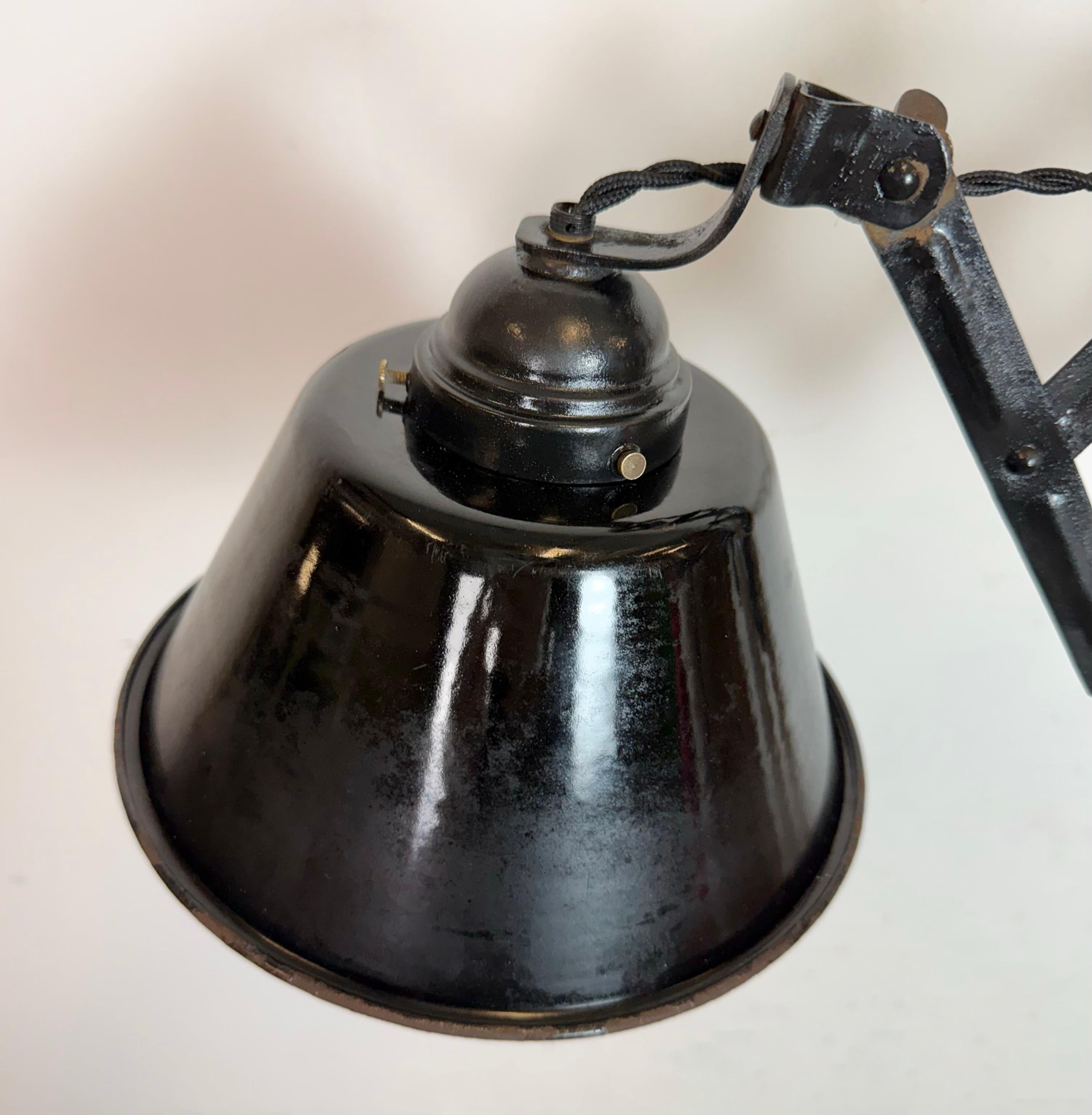 Industrielle schwarze Emaille-Wandleuchte mit Schere, 1930er-Jahre im Angebot 6