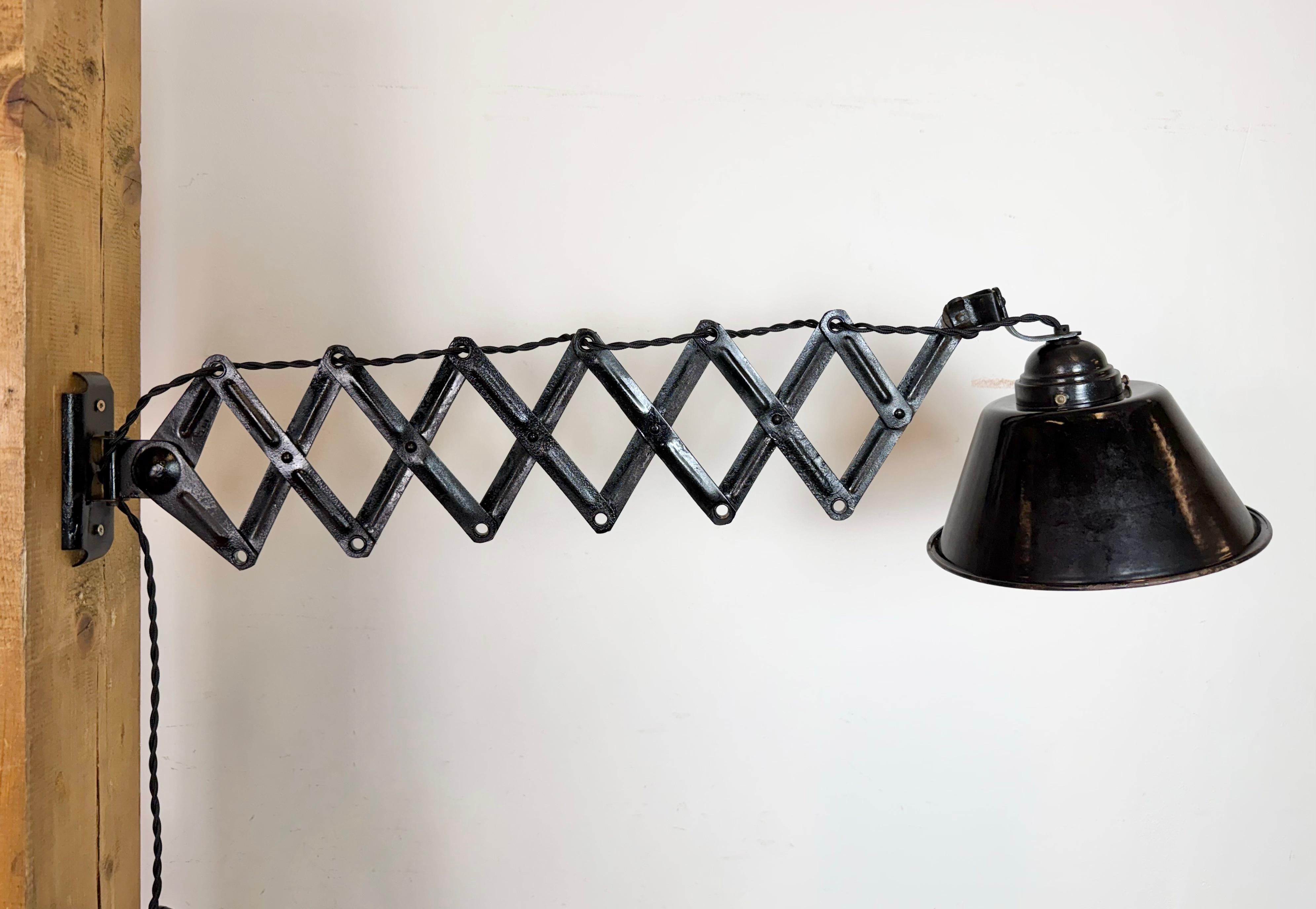 Industrielle schwarze Emaille-Wandleuchte mit Schere, 1930er-Jahre im Angebot 7