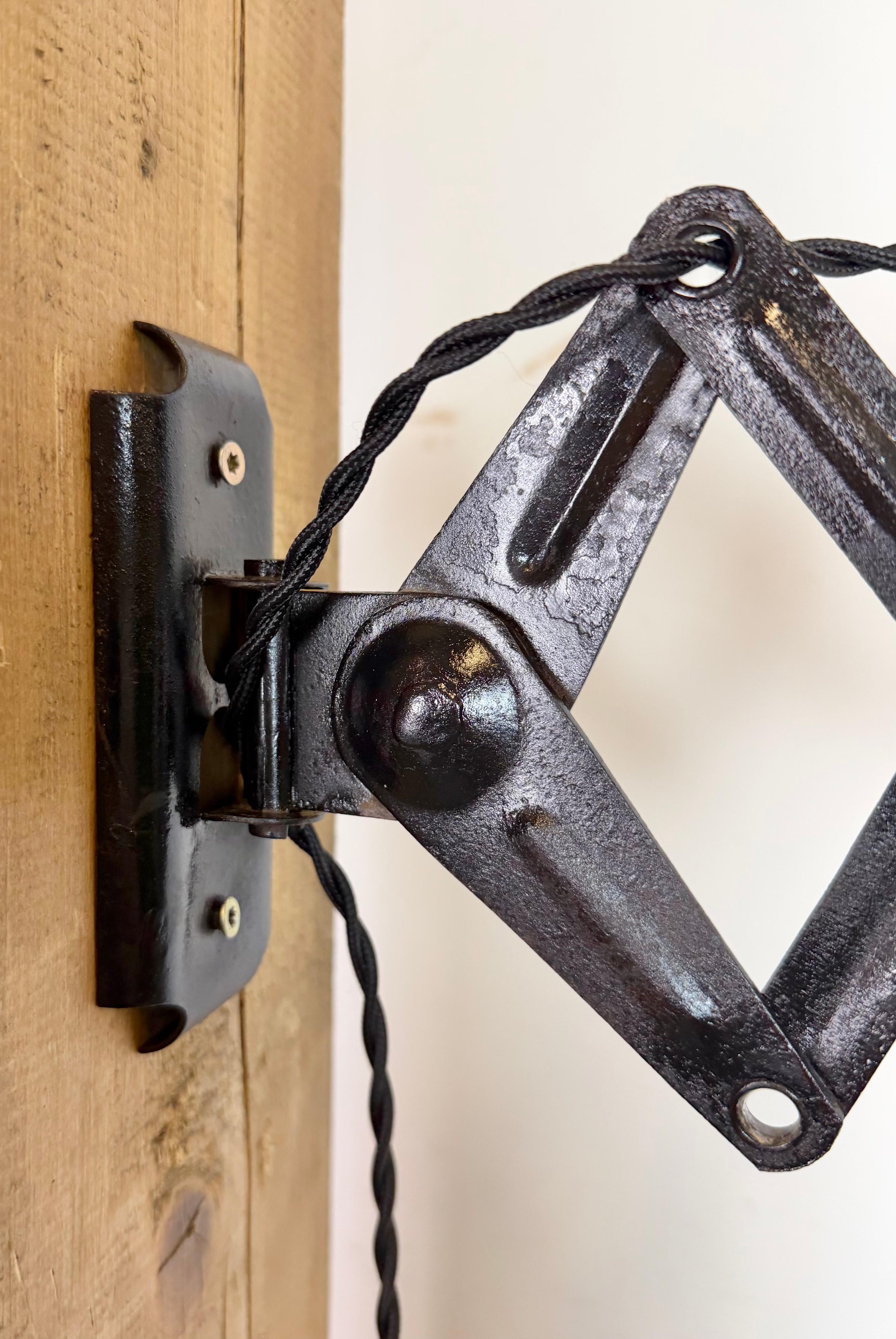 Industrielle schwarze Emaille-Wandleuchte mit Schere, 1930er-Jahre im Angebot 8