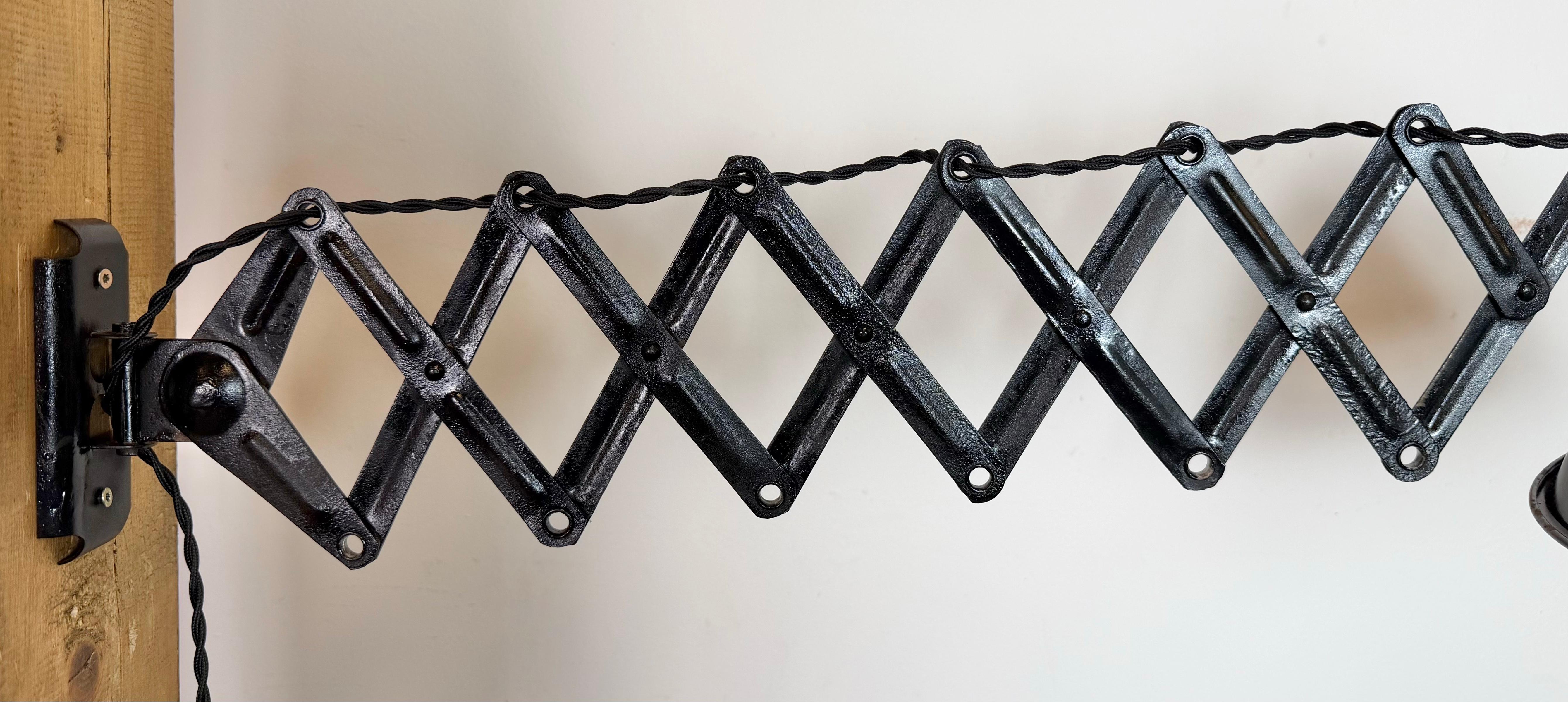 Industrielle schwarze Emaille-Wandleuchte mit Schere, 1930er-Jahre im Angebot 10