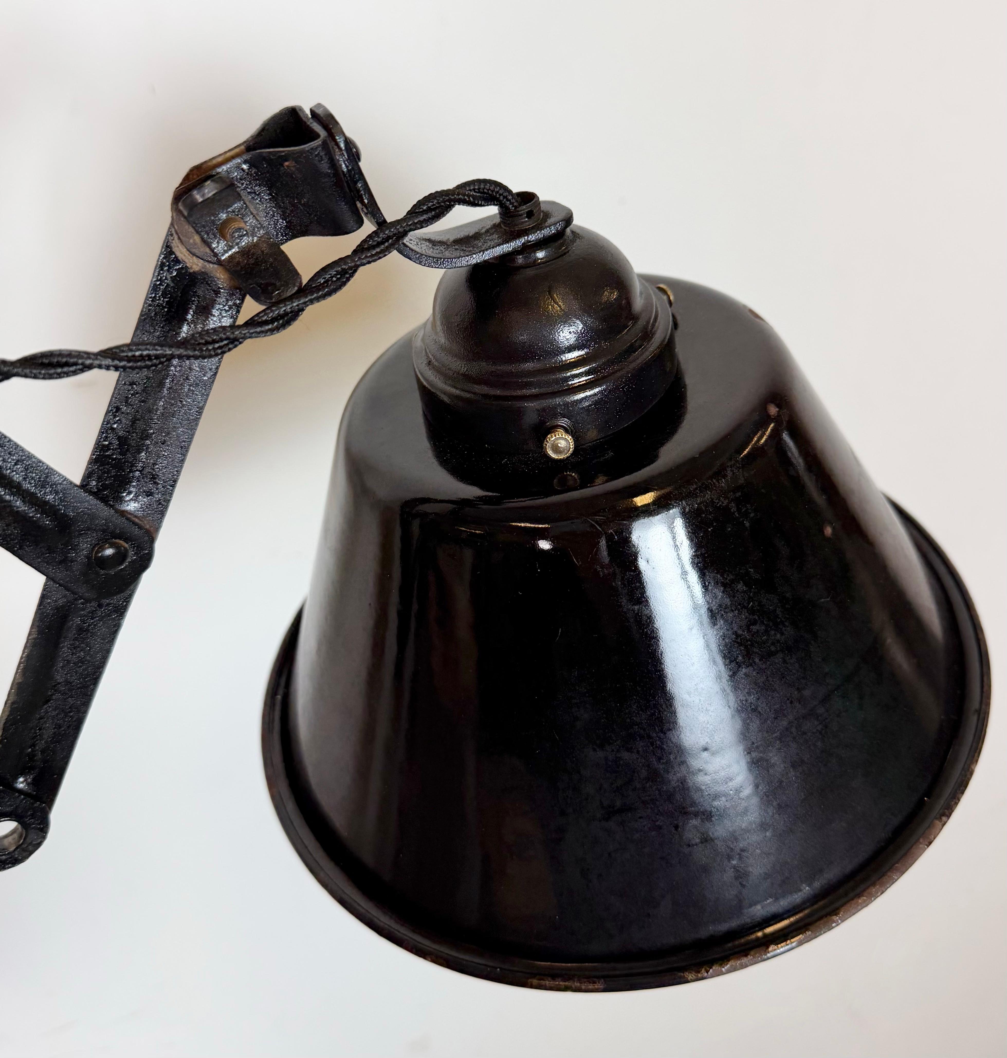 Industrielle schwarze Emaille-Wandleuchte mit Schere, 1930er-Jahre im Angebot 11