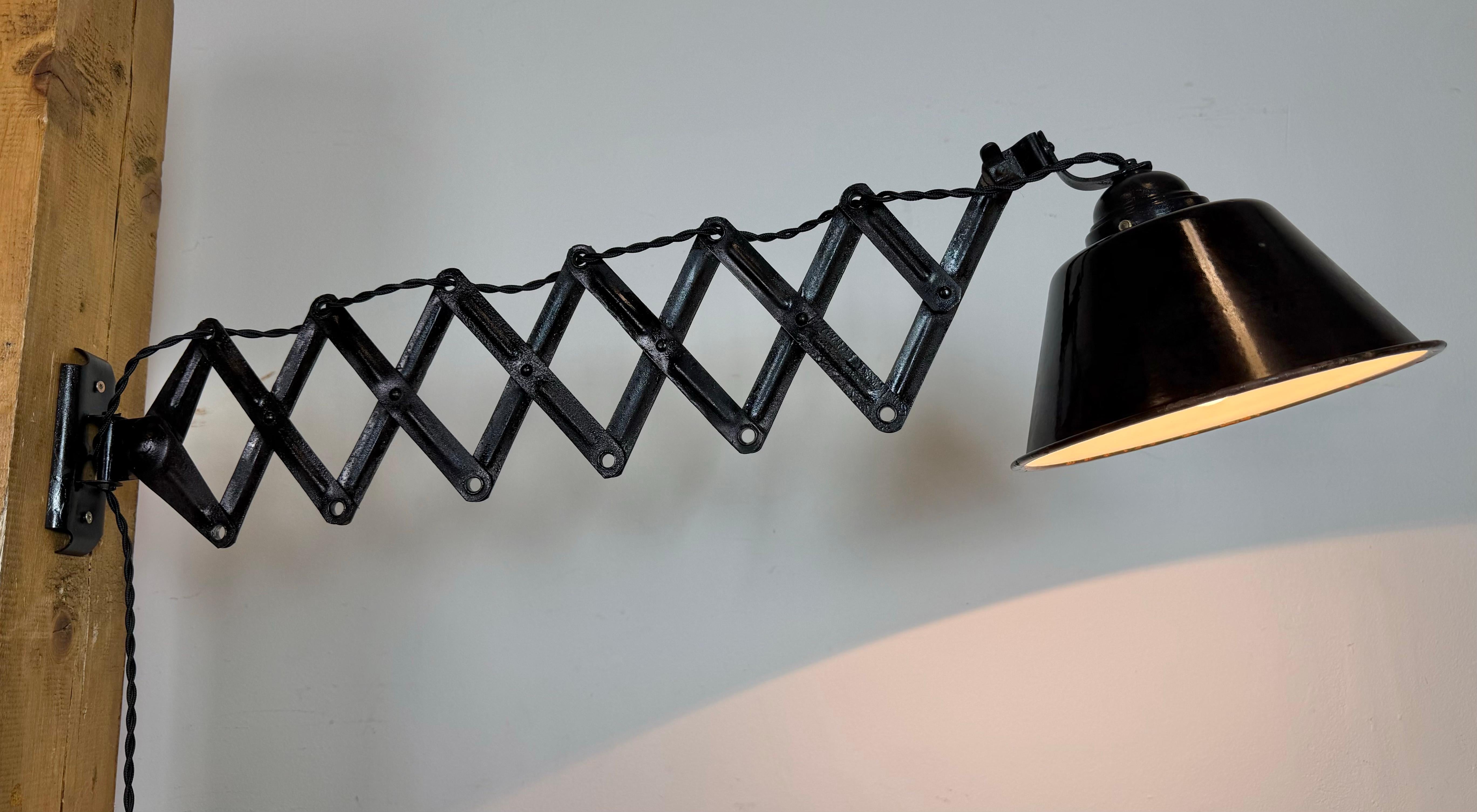 Industrielle schwarze Emaille-Wandleuchte mit Schere, 1930er-Jahre im Angebot 12