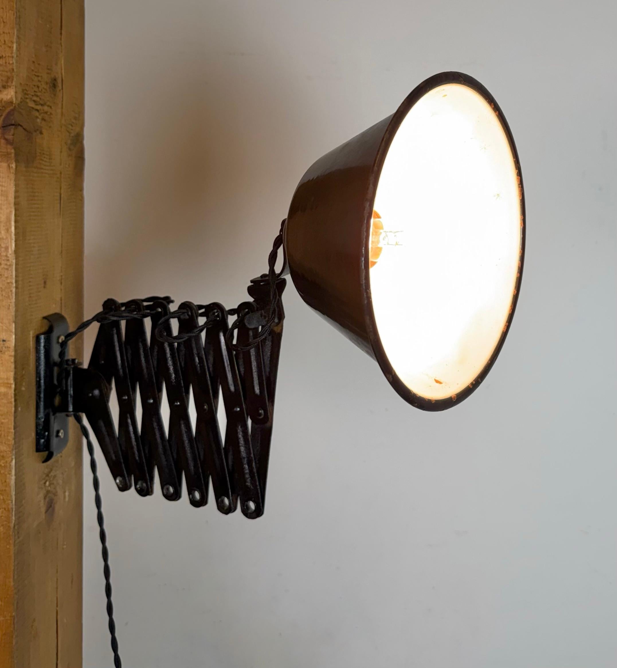 Industrielle schwarze Emaille-Wandleuchte mit Schere, 1930er-Jahre im Angebot 13