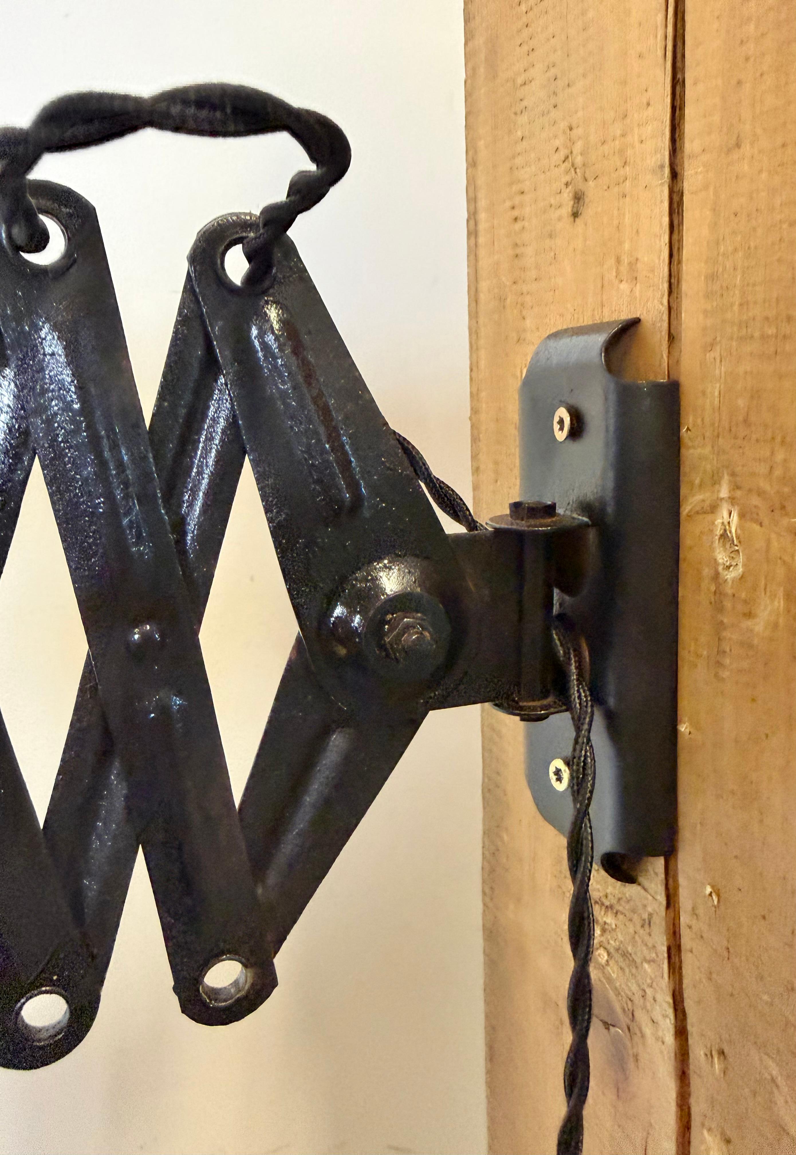 Industrielle schwarze Emaille-Wandleuchte mit Schere, 1930er-Jahre (20. Jahrhundert) im Angebot