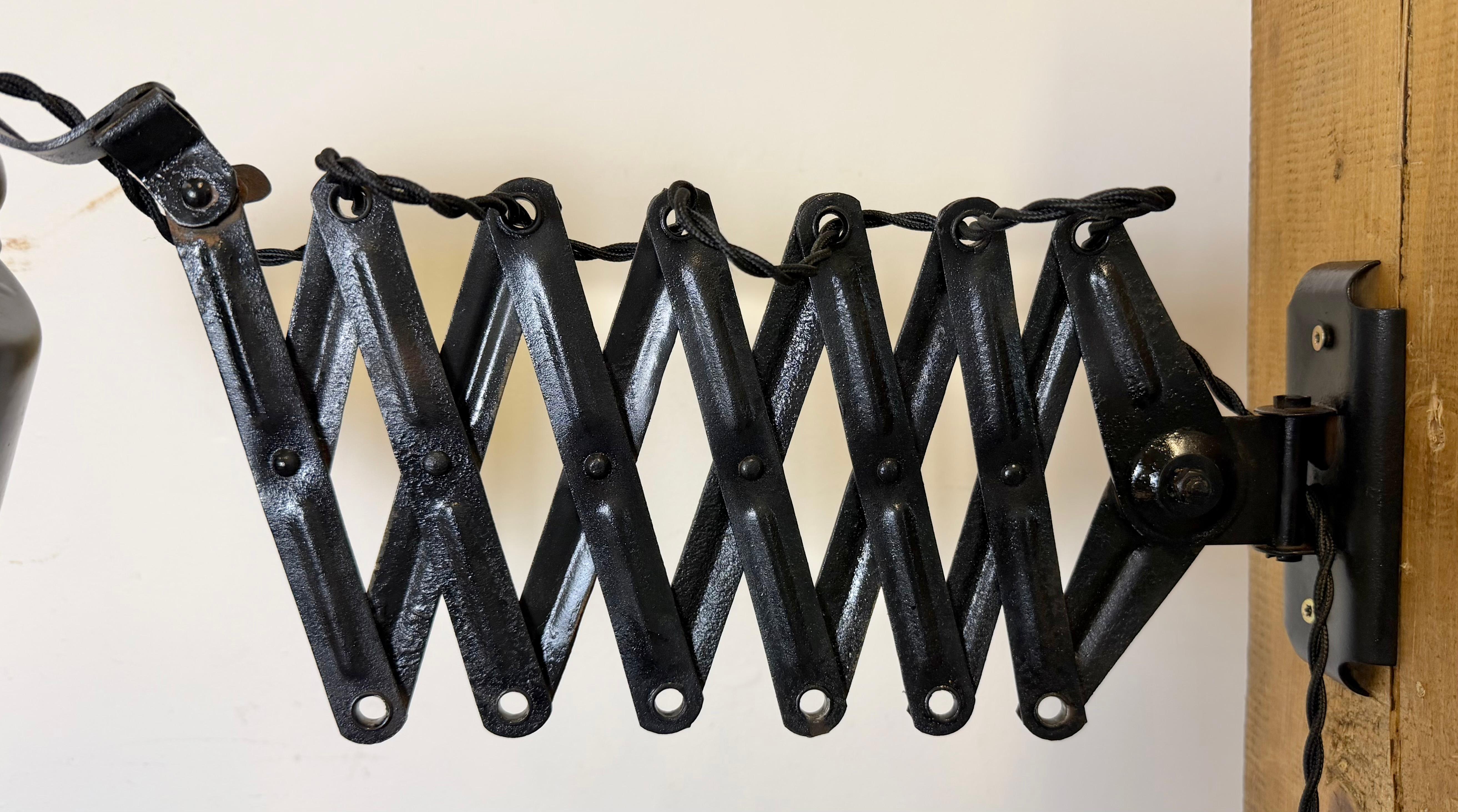 Industrielle schwarze Emaille-Wandleuchte mit Schere, 1930er-Jahre im Angebot 1